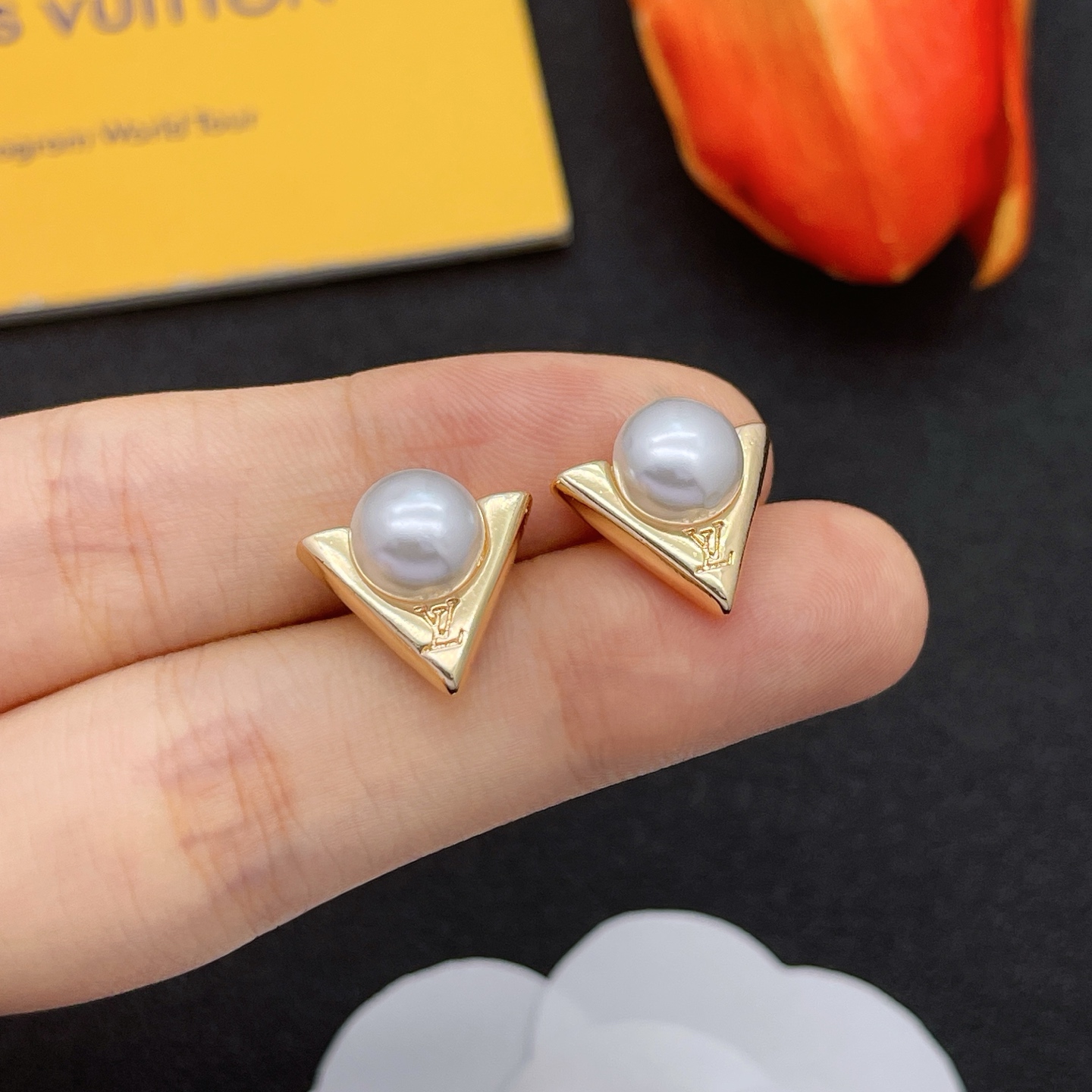 LV高仿V字珍珠耳釘金邊優雅氣質精品款｜歐美奢侈品精品推薦