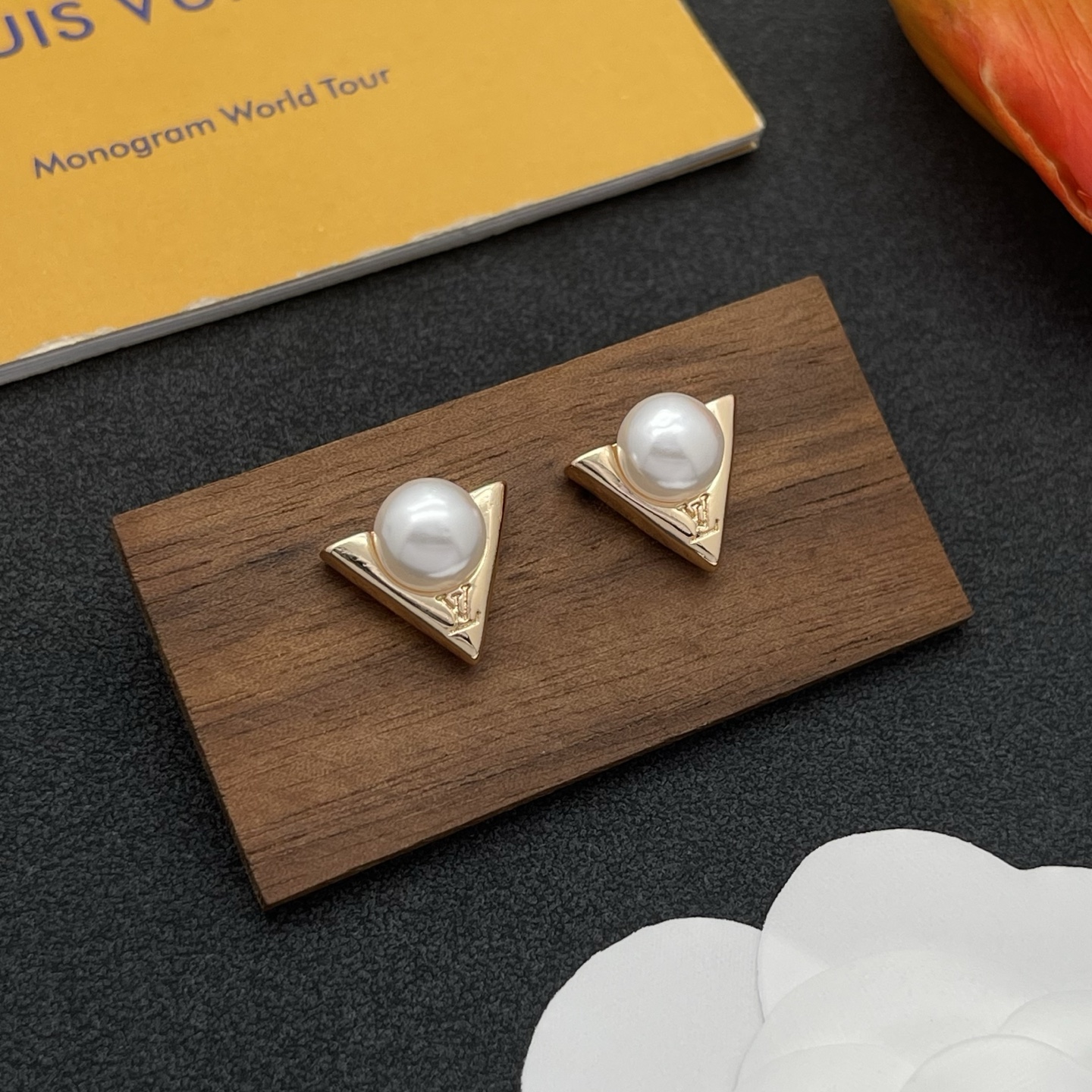 LV高仿V字珍珠耳釘金邊優雅氣質精品款|超A仿原單精品圖片 12 LV高仿V字珍珠耳釘金邊優雅氣質精品款|歐美奢侈品精品推薦