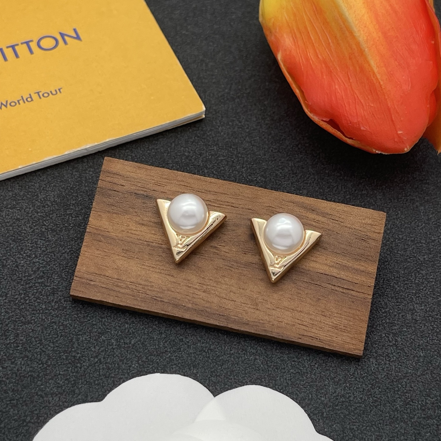 LV高仿V字珍珠耳釘金邊優雅氣質精品款｜歐美奢侈品精品推薦