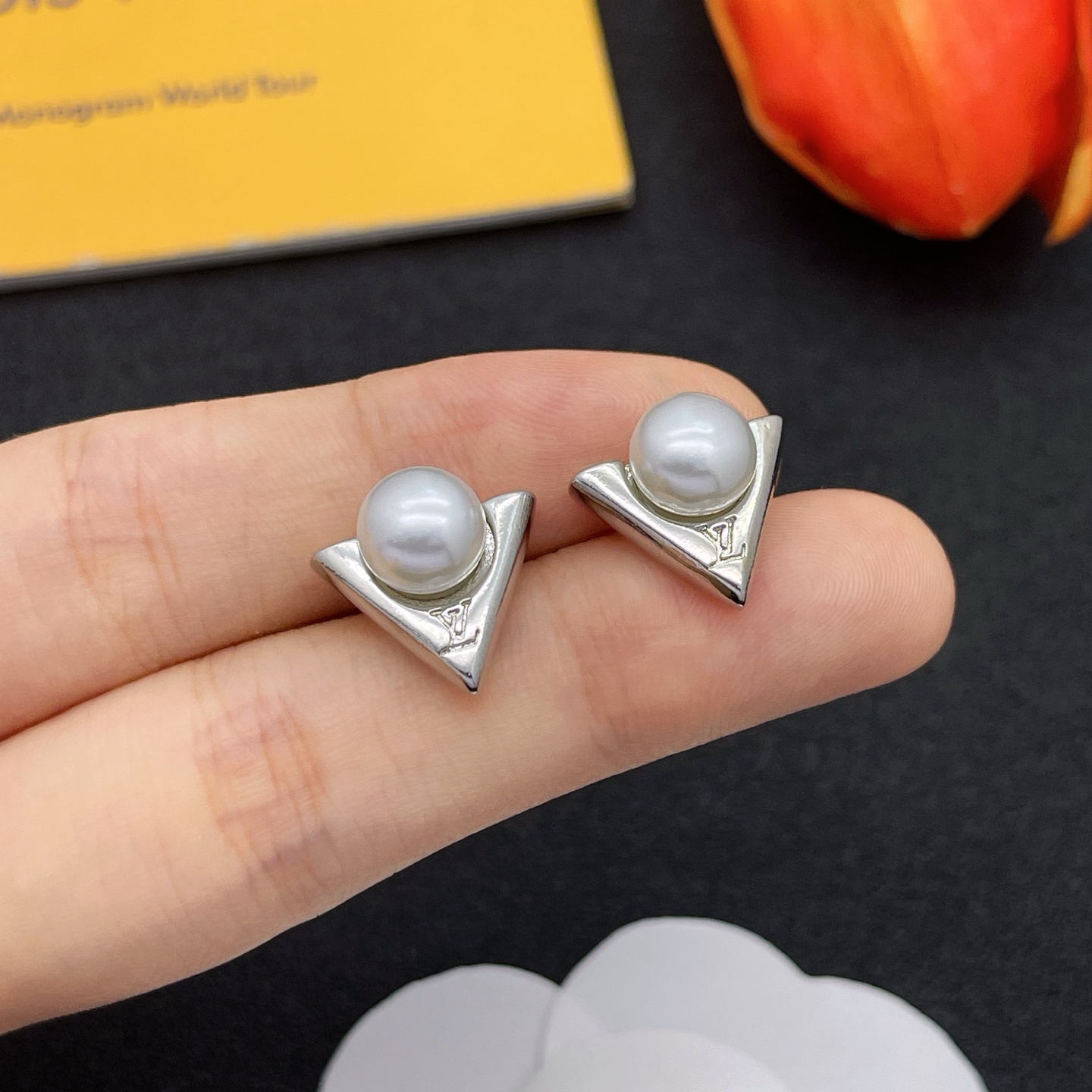 LV高仿銀色V字珍珠耳釘簡約時尚氣質款|超A仿原單精品圖片 2 LV高仿銀色V字珍珠耳釘簡約時尚氣質款|歐美奢侈品精品推薦