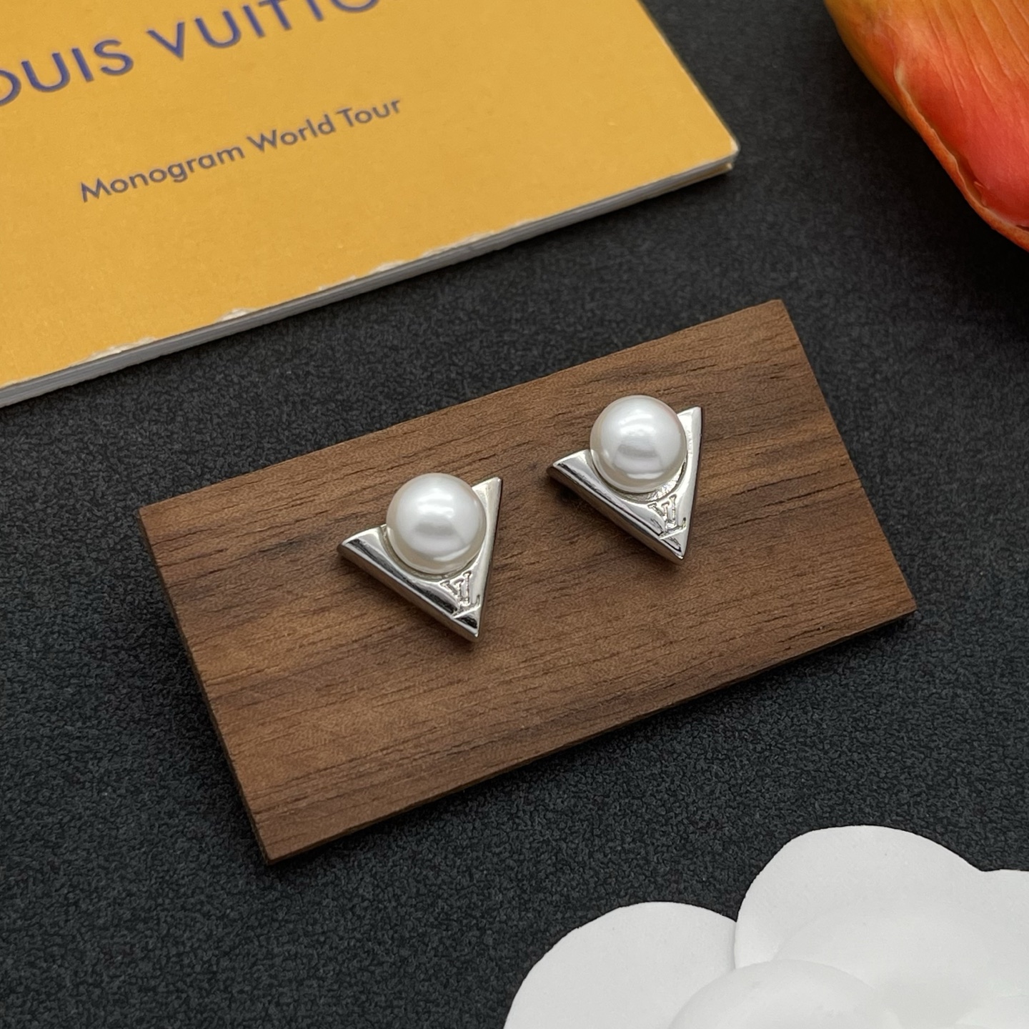LV高仿銀色V字珍珠耳釘簡約時尚氣質款｜歐美奢侈品精品推薦