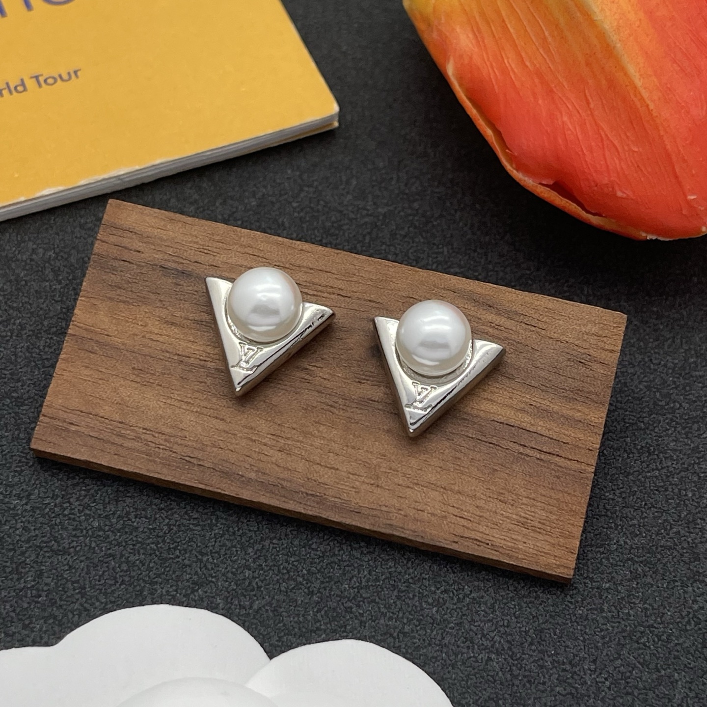 LV高仿銀色V字珍珠耳釘簡約時尚氣質款｜歐美奢侈品精品推薦