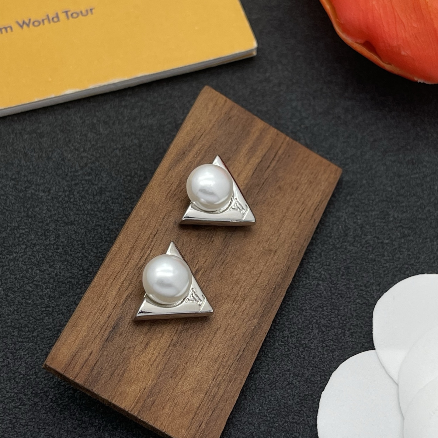 LV高仿銀色V字珍珠耳釘簡約時尚氣質款｜歐美奢侈品精品推薦