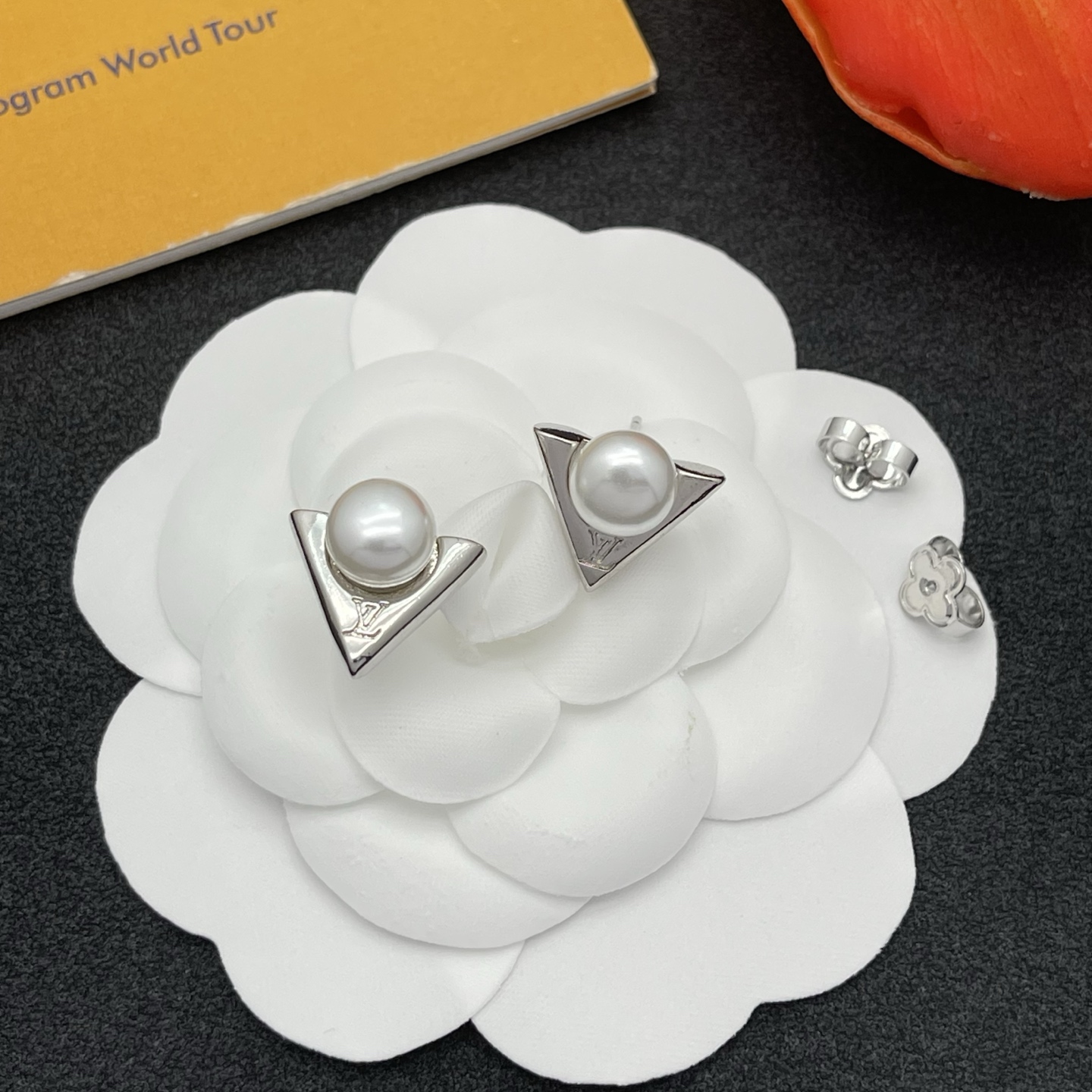 LV高仿銀色V字珍珠耳釘簡約時尚氣質款｜歐美奢侈品精品推薦