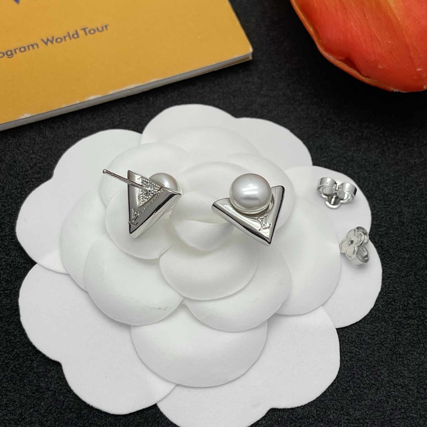 LV高仿銀色V字珍珠耳釘簡約時尚氣質款｜歐美奢侈品精品推薦