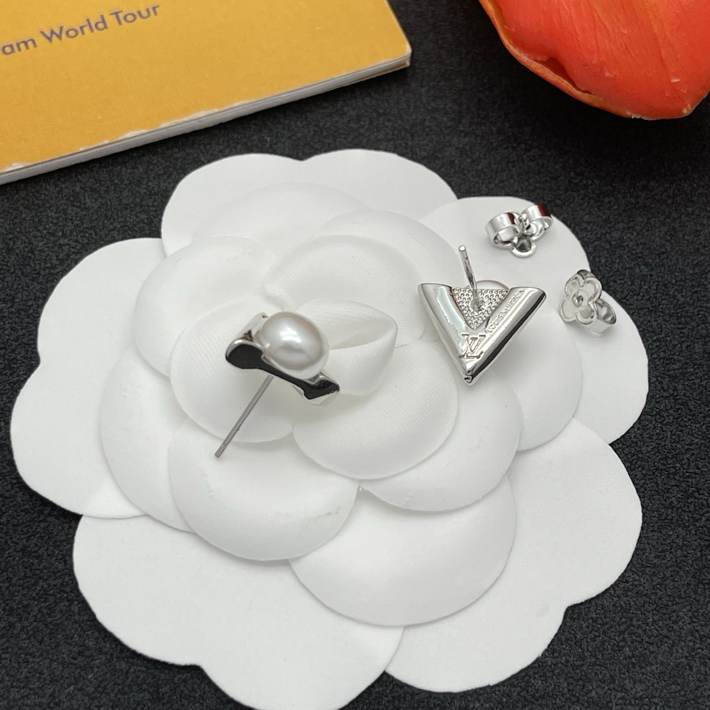 LV高仿銀色V字珍珠耳釘簡約時尚氣質款｜歐美奢侈品精品推薦