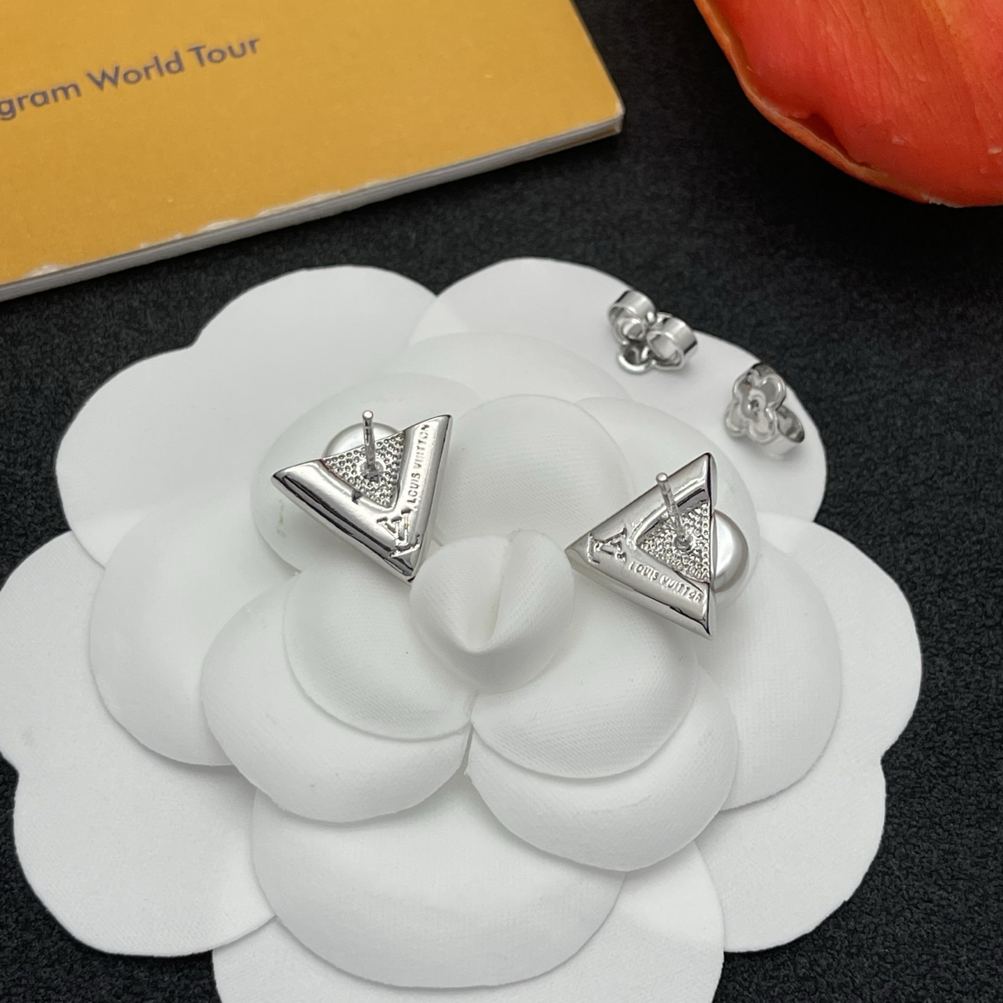 LV高仿銀色V字珍珠耳釘簡約時尚氣質款｜歐美奢侈品精品推薦