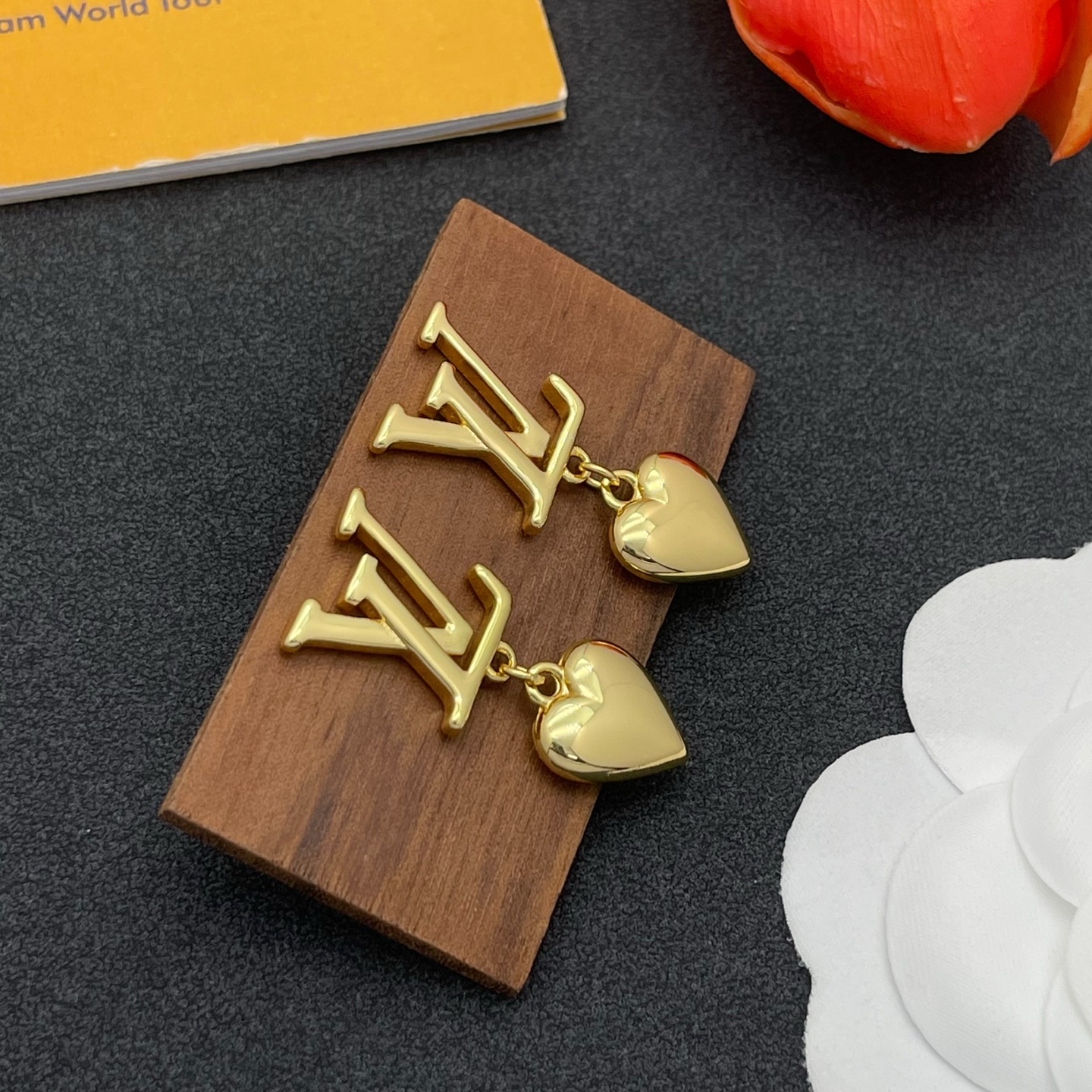 LV一比一金色愛心Logo耳環甜美奢華款｜歐美奢侈品精品推薦