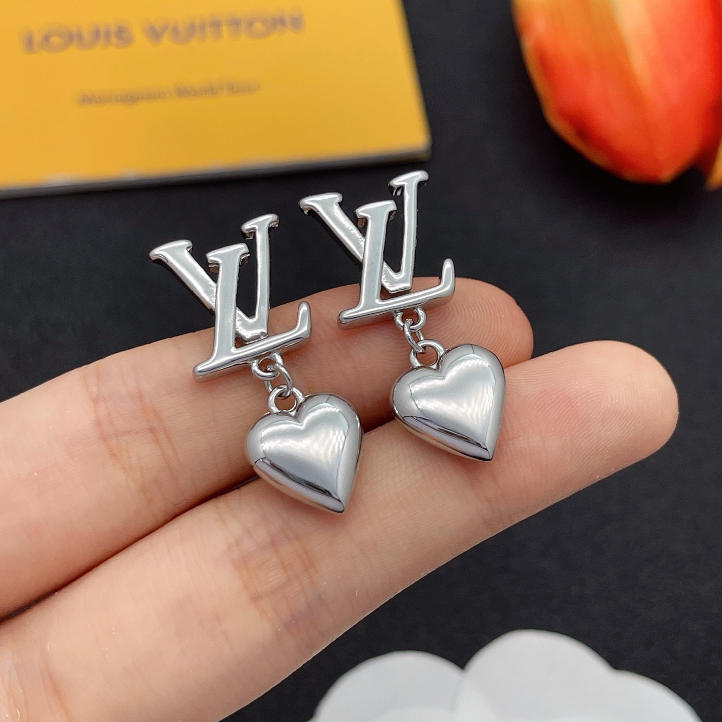 LV高仿銀色愛心Logo耳環俐落優雅精品款｜歐美奢侈品精品推薦