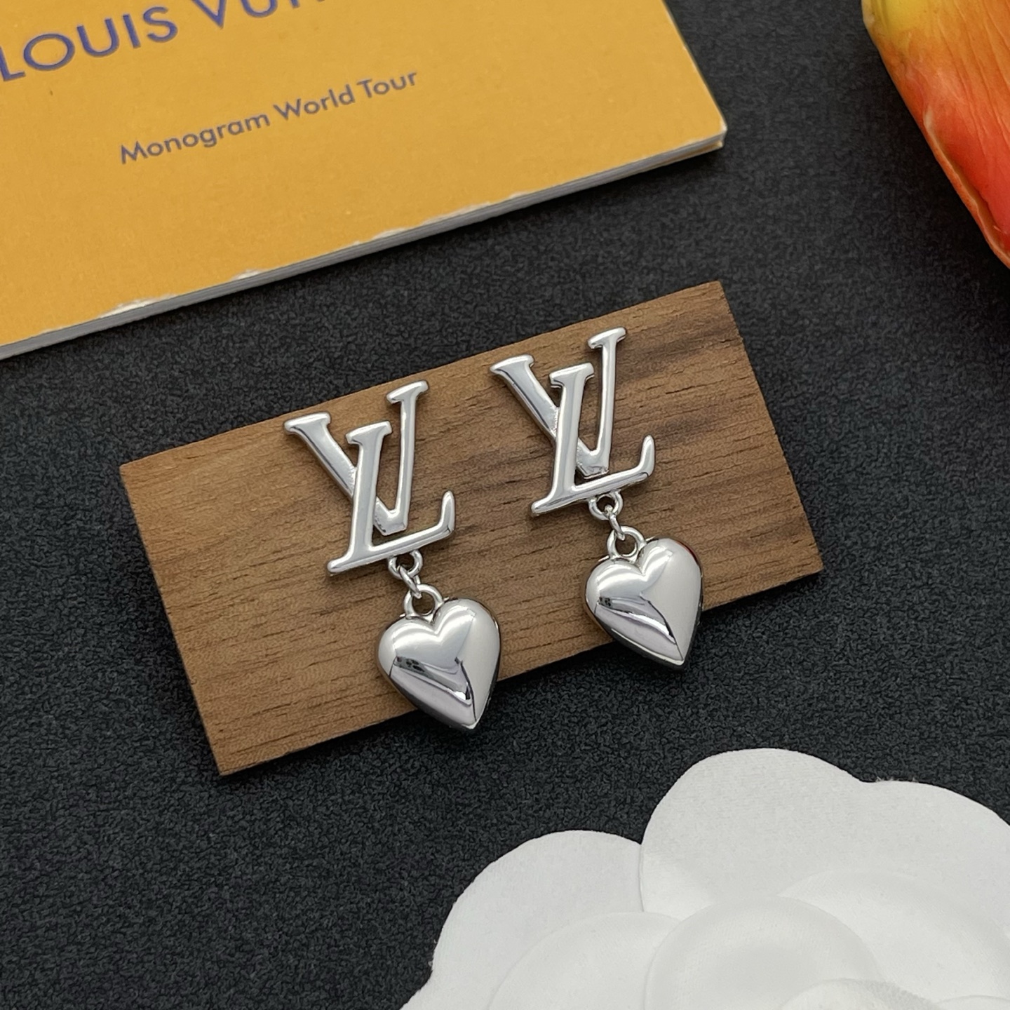 LV高仿銀色愛心Logo耳環俐落優雅精品款｜歐美奢侈品精品推薦