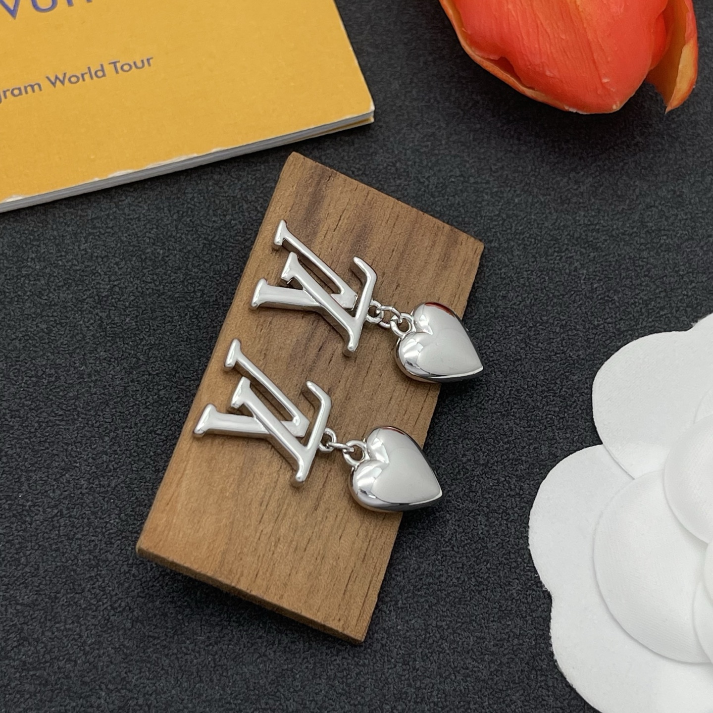 LV高仿銀色愛心Logo耳環俐落優雅精品款｜歐美奢侈品精品推薦