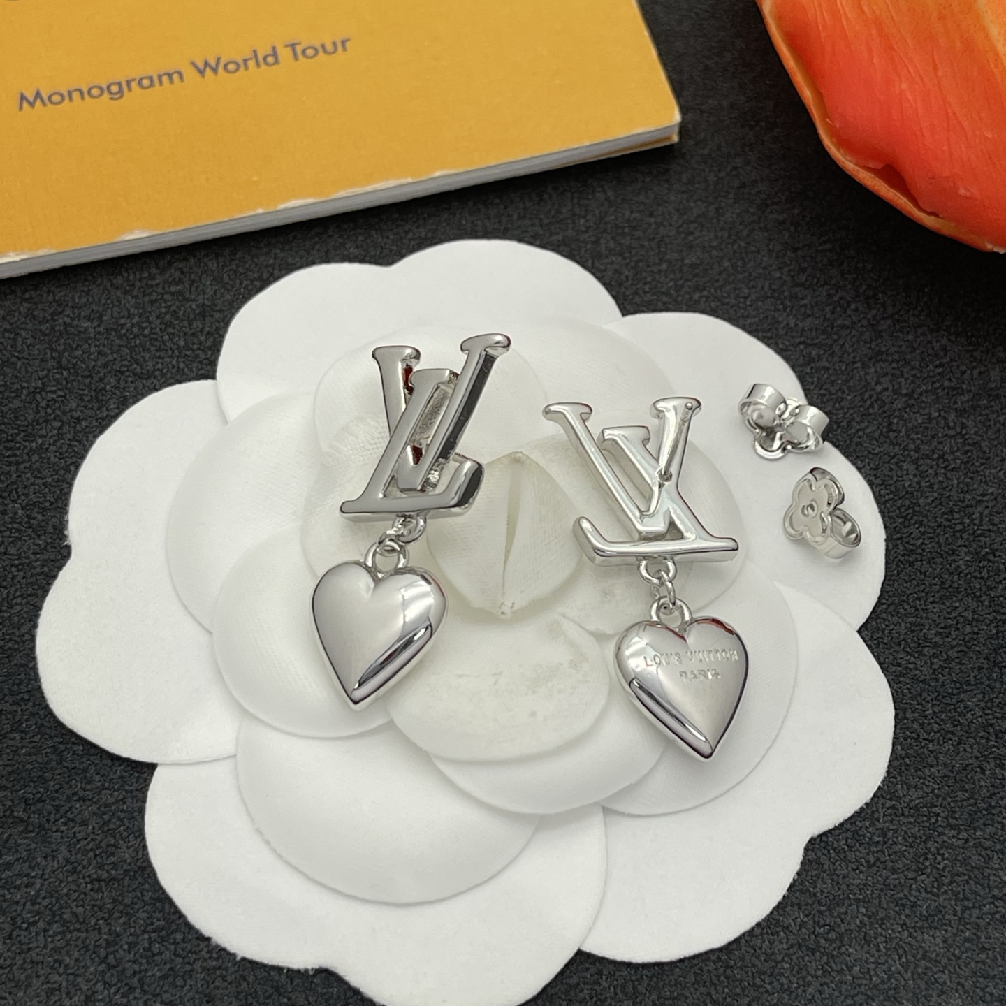 LV高仿銀色愛心Logo耳環俐落優雅精品款｜歐美奢侈品精品推薦