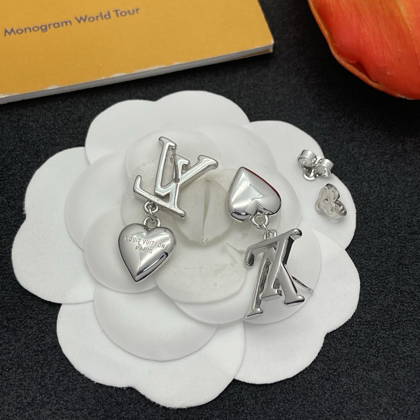 LV高仿銀色愛心Logo耳環俐落優雅精品款｜歐美奢侈品精品推薦