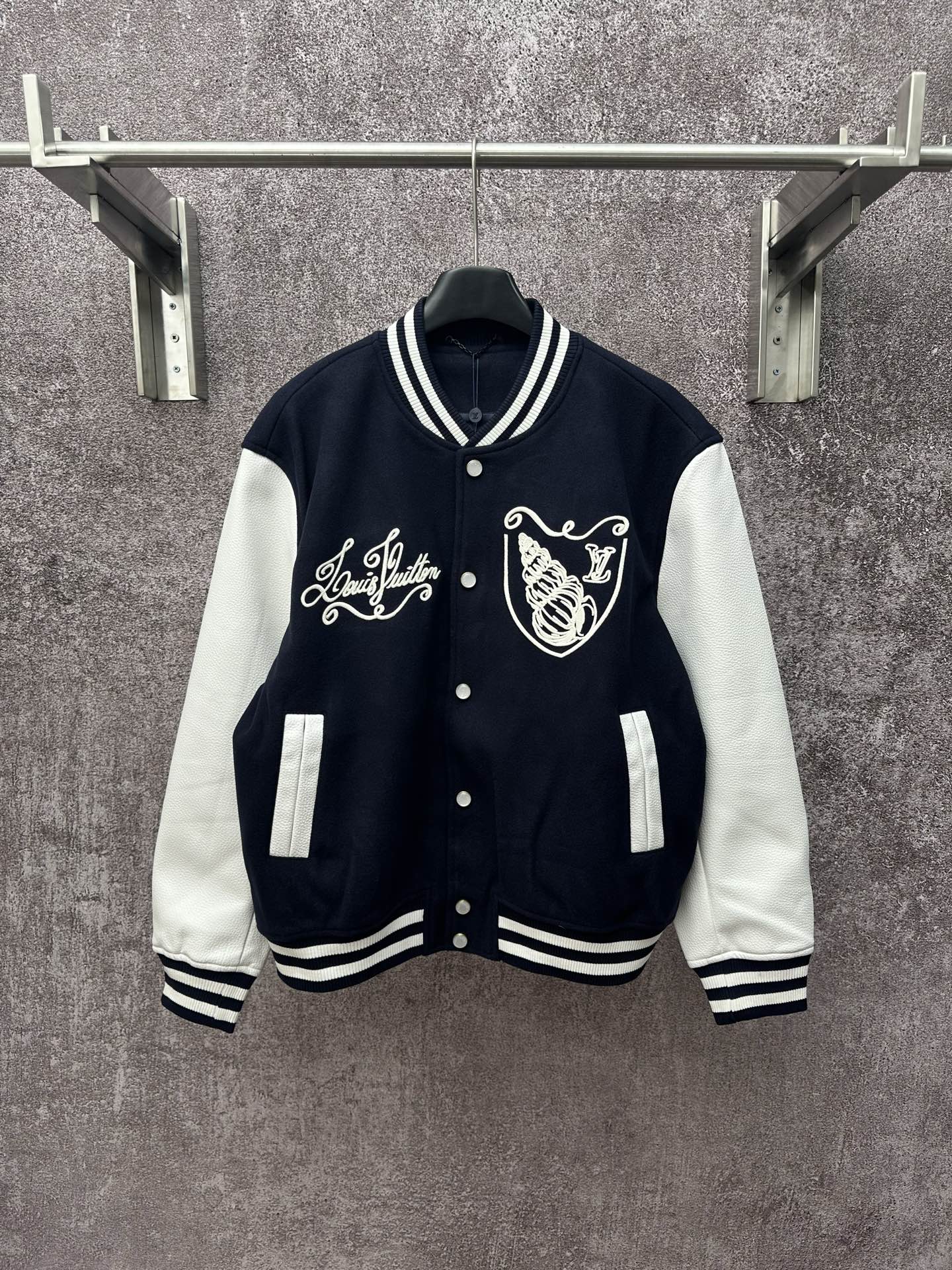 LV 一比一黑白拼接刺繡棒球外套 經典街頭款|超A仿原單精品圖片 3 LV 一比一黑白拼接刺繡棒球外套 經典街頭款|歐美奢侈品精品推薦