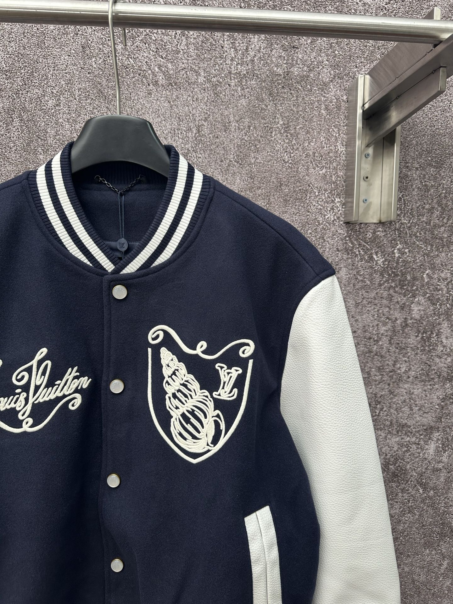 LV 一比一黑白拼接刺繡棒球外套 經典街頭款｜歐美奢侈品精品推薦