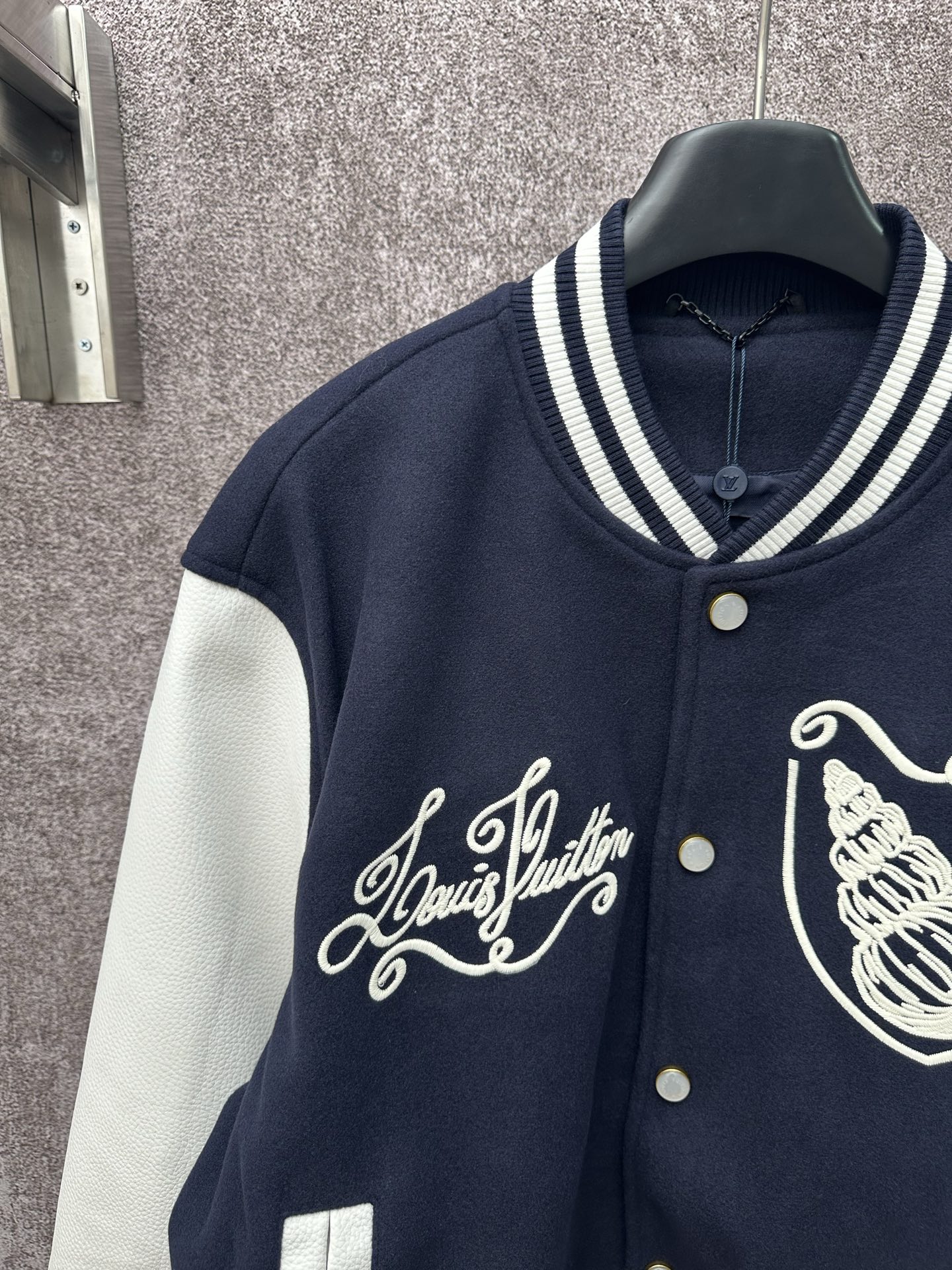 LV 一比一黑白拼接刺繡棒球外套 經典街頭款｜歐美奢侈品精品推薦