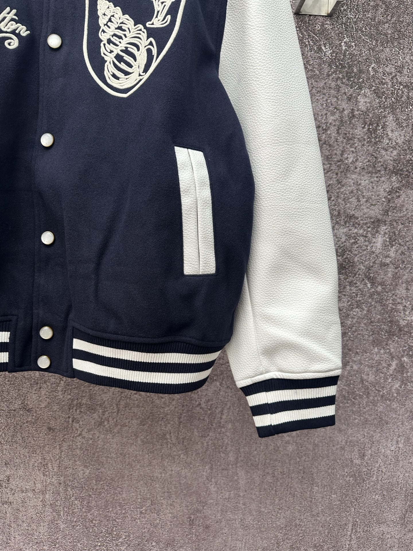 LV 一比一黑白拼接刺繡棒球外套 經典街頭款｜歐美奢侈品精品推薦