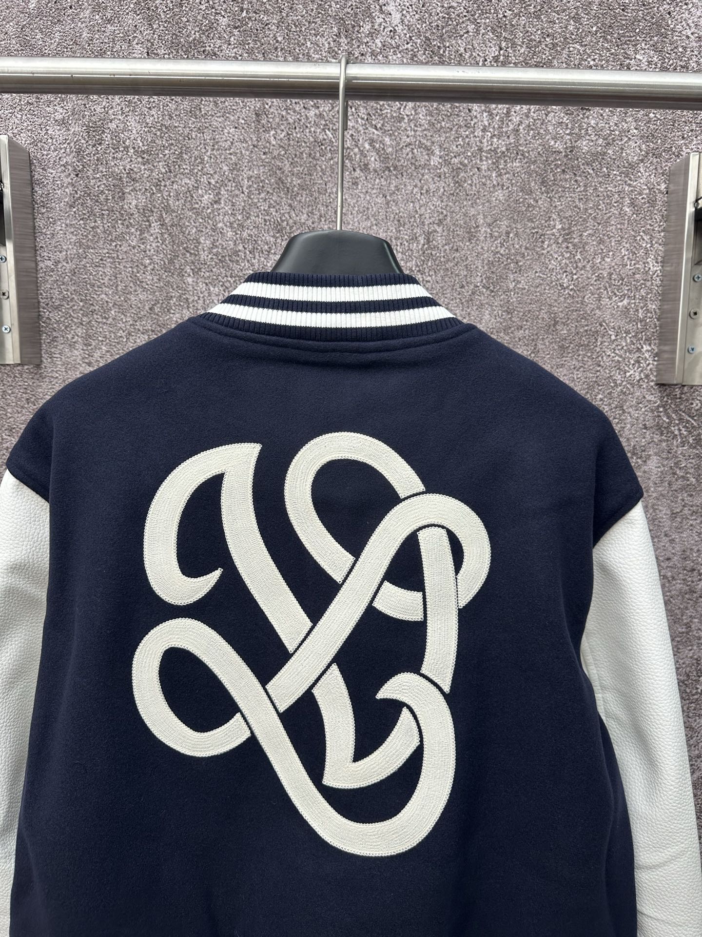 LV 一比一黑白拼接刺繡棒球外套 經典街頭款｜歐美奢侈品精品推薦