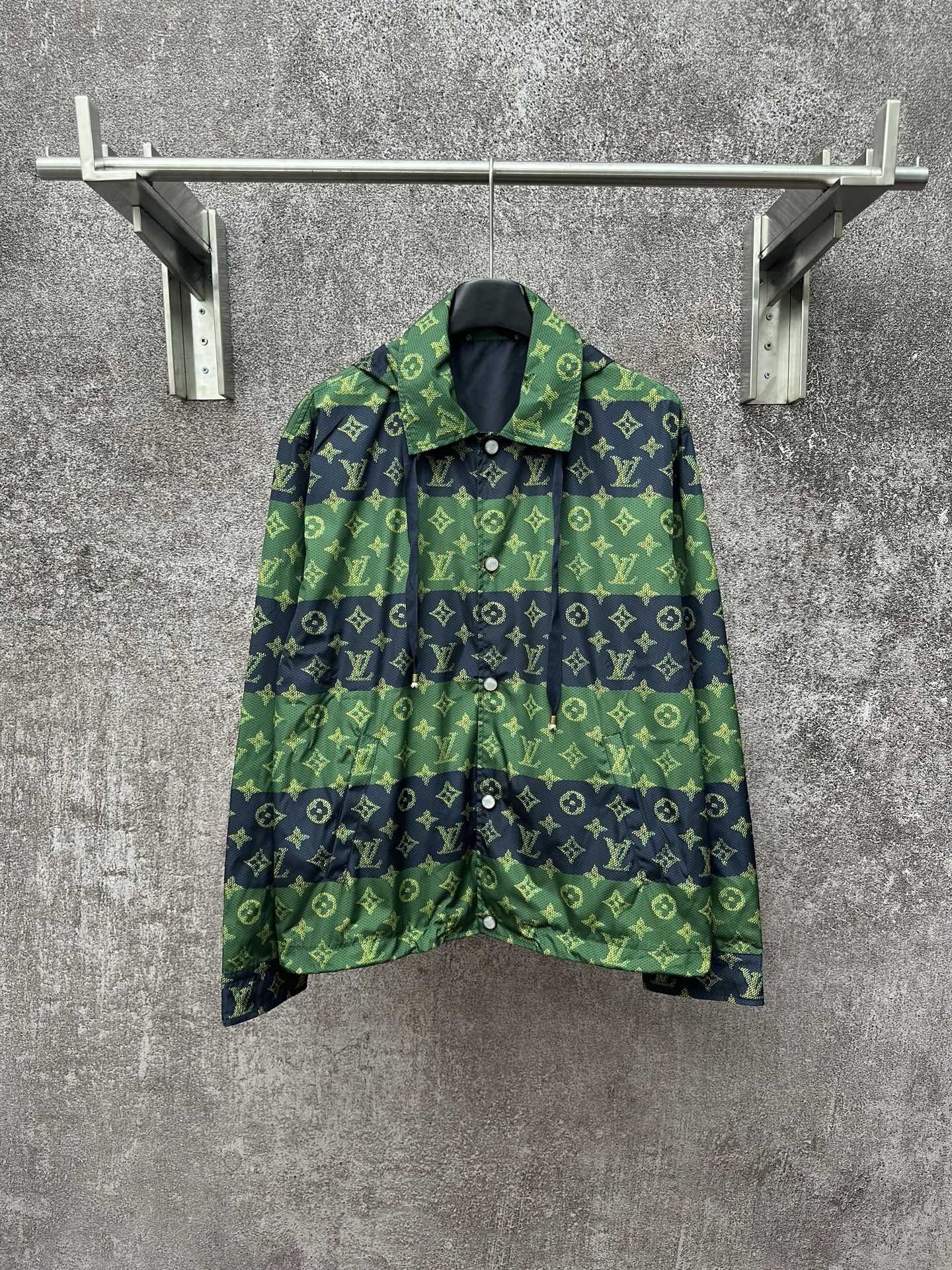 LV A貨綠黑拼色老花防風外套 時尚運動夾克|超A仿原單精品圖片 3 LV A貨綠黑拼色老花防風外套 時尚運動夾克|歐美奢侈品精品推薦