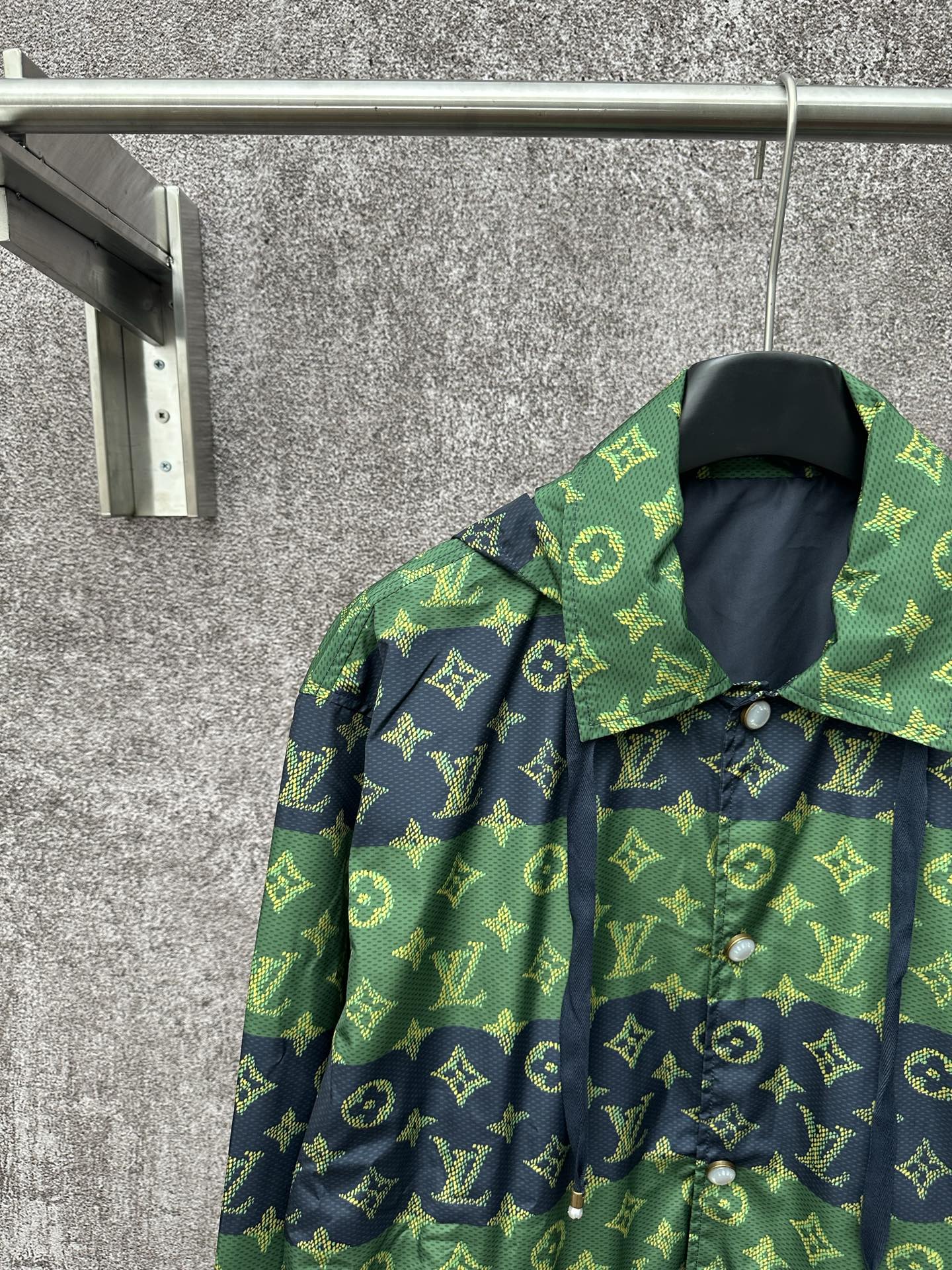 LV A貨綠黑拼色老花防風外套 時尚運動夾克｜歐美奢侈品精品推薦