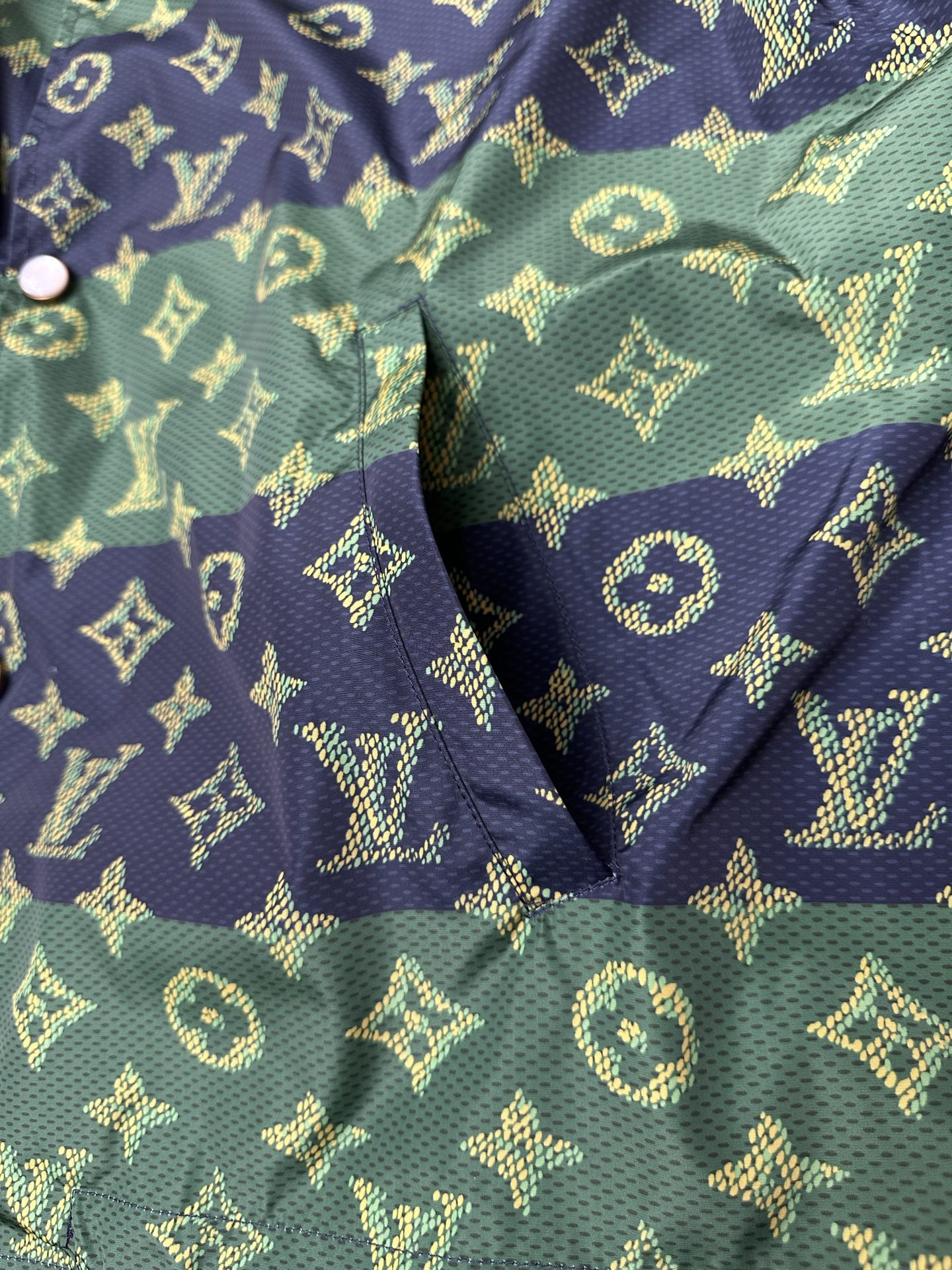 LV A貨綠黑拼色老花防風外套 時尚運動夾克｜歐美奢侈品精品推薦