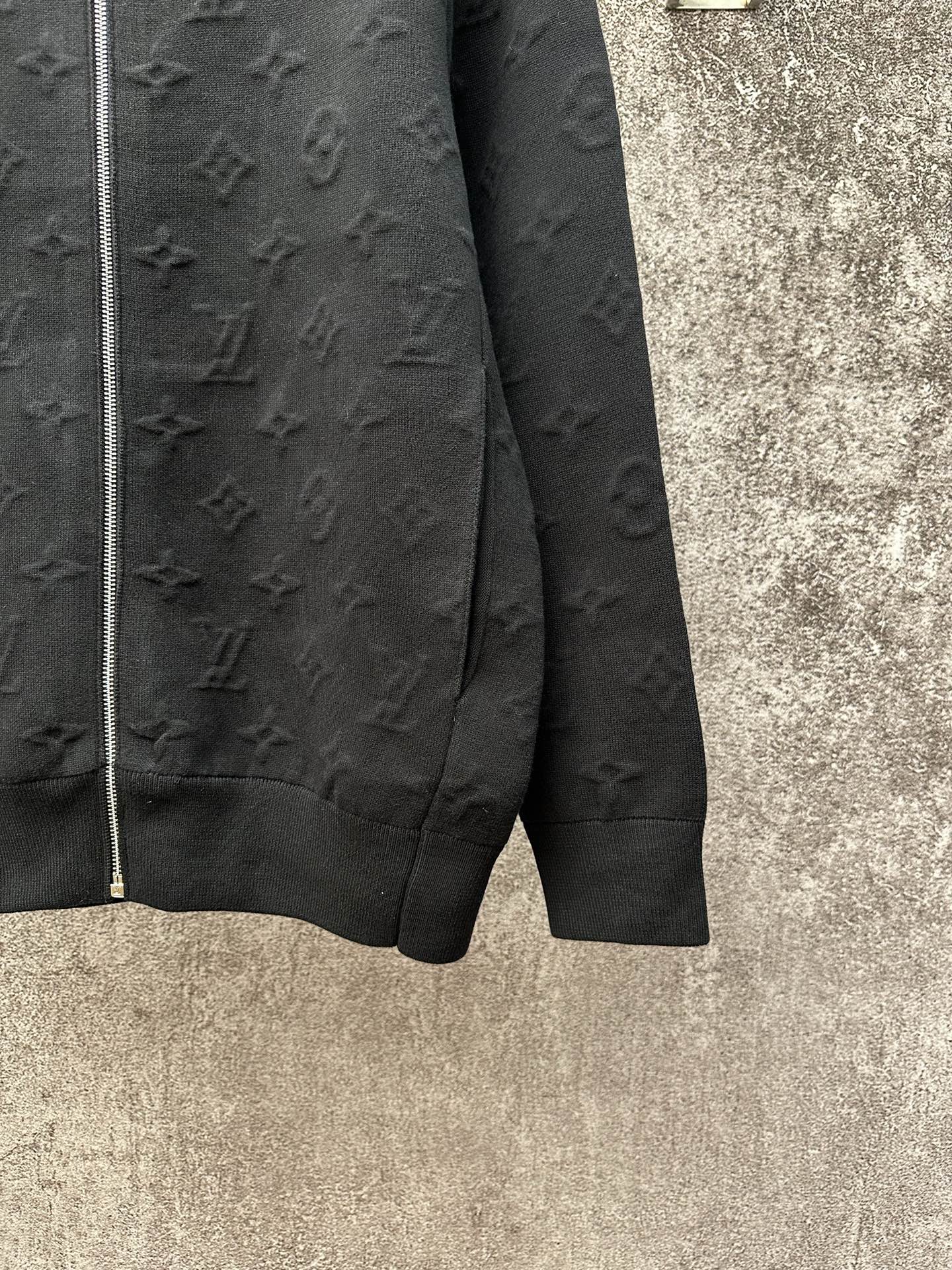 LV 高仿黑色立體提花針織外套 經典全花紋夾克｜歐美奢侈品精品推薦