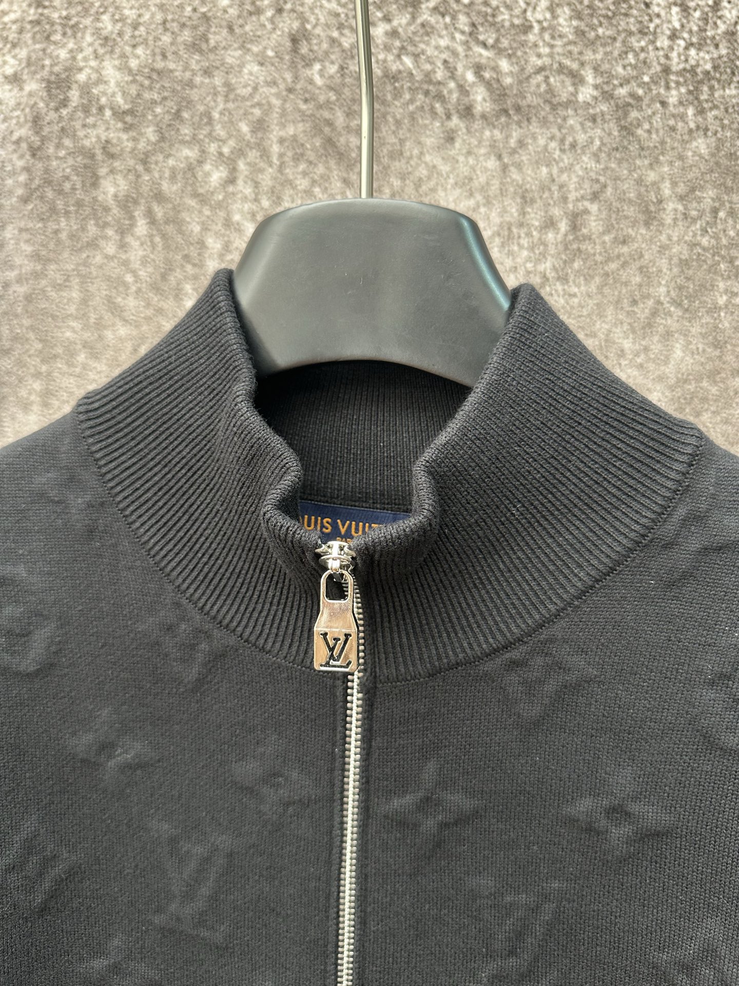 LV 高仿黑色立體提花針織外套 經典全花紋夾克｜歐美奢侈品精品推薦