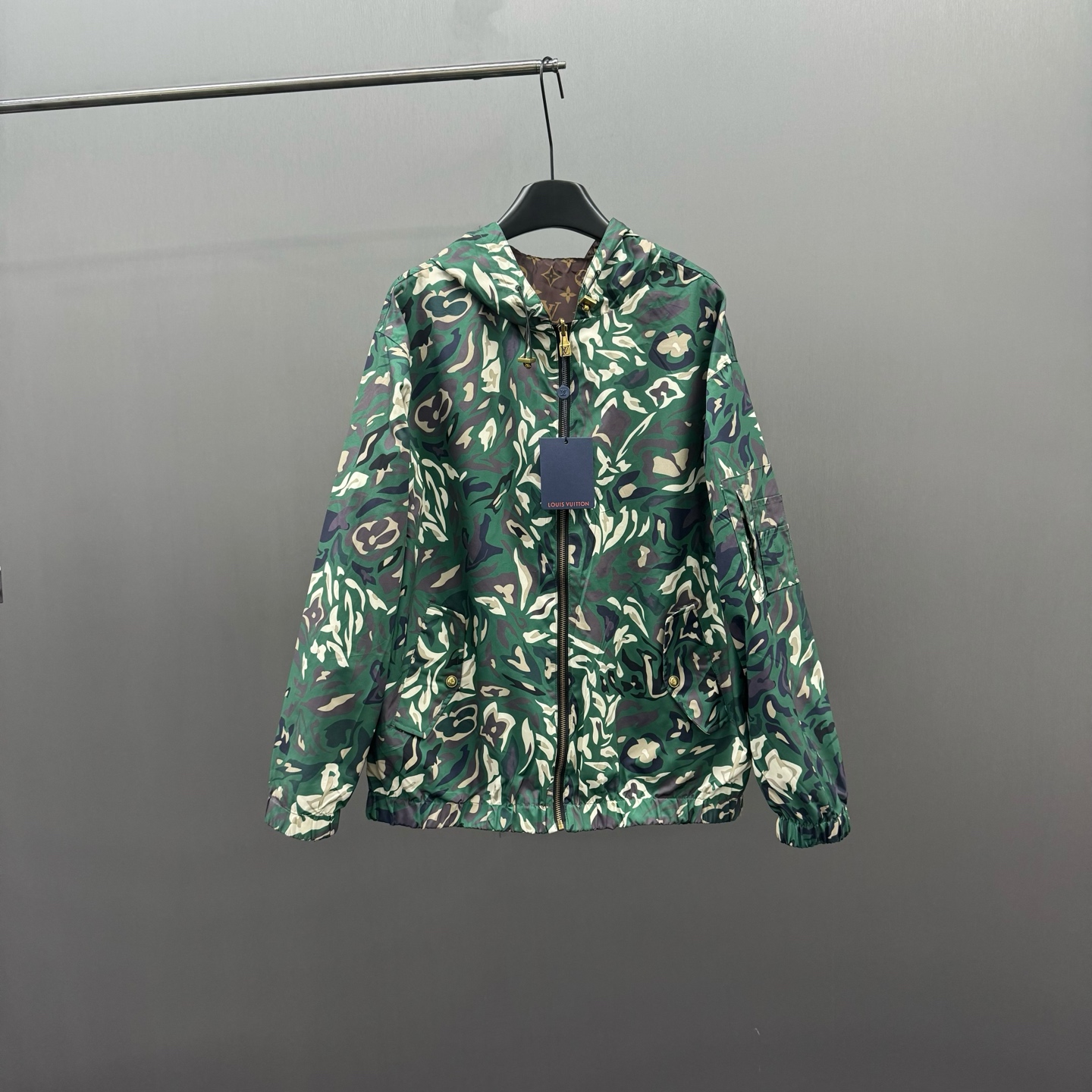 LV 一比一綠色迷彩防風外套 連帽輕量防潑水設計|超A仿原單精品圖片 3 LV 一比一綠色迷彩防風外套 連帽輕量防潑水設計|歐美奢侈品精品推薦