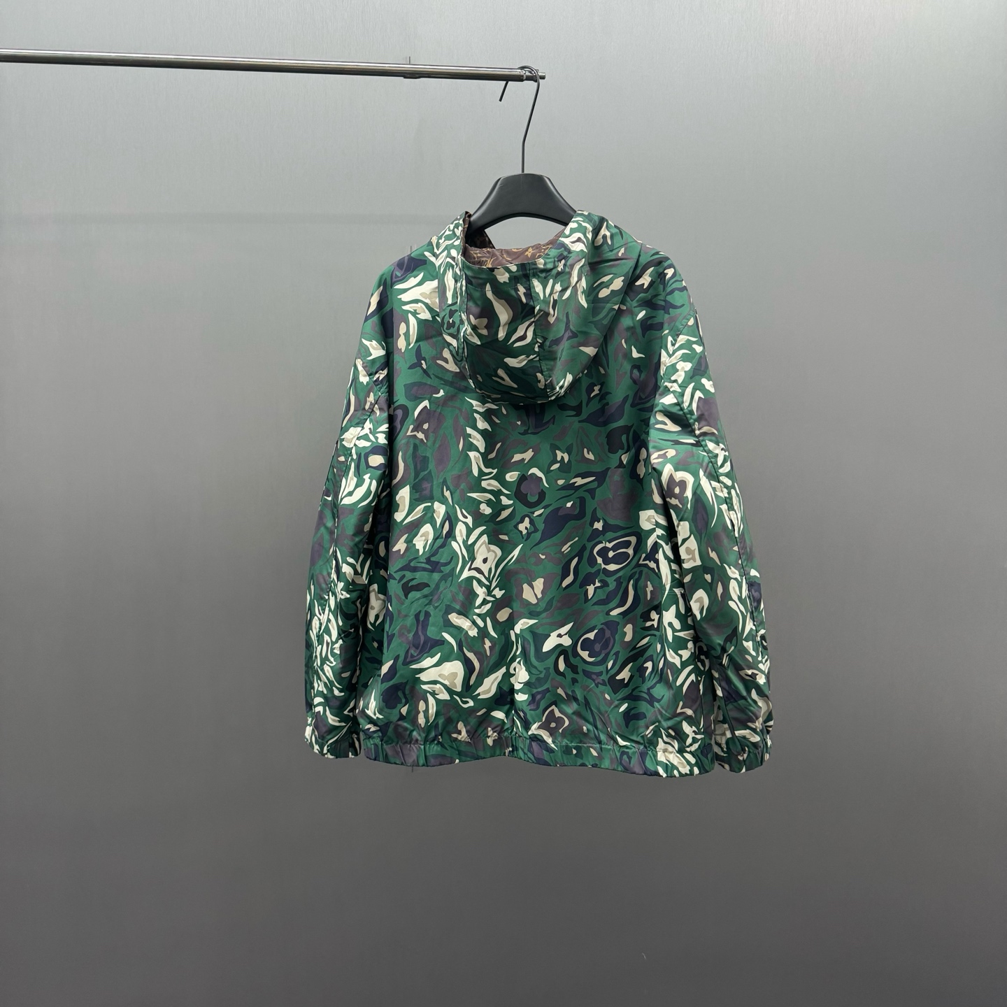 LV 一比一綠色迷彩防風外套 連帽輕量防潑水設計|超A仿原單精品圖片 14 LV 一比一綠色迷彩防風外套 連帽輕量防潑水設計|歐美奢侈品精品推薦