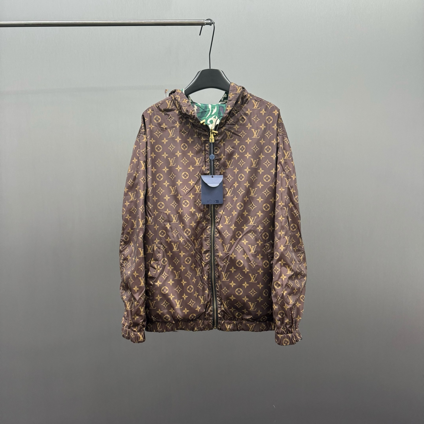 LV 一比一綠色迷彩防風外套 連帽輕量防潑水設計｜歐美奢侈品精品推薦