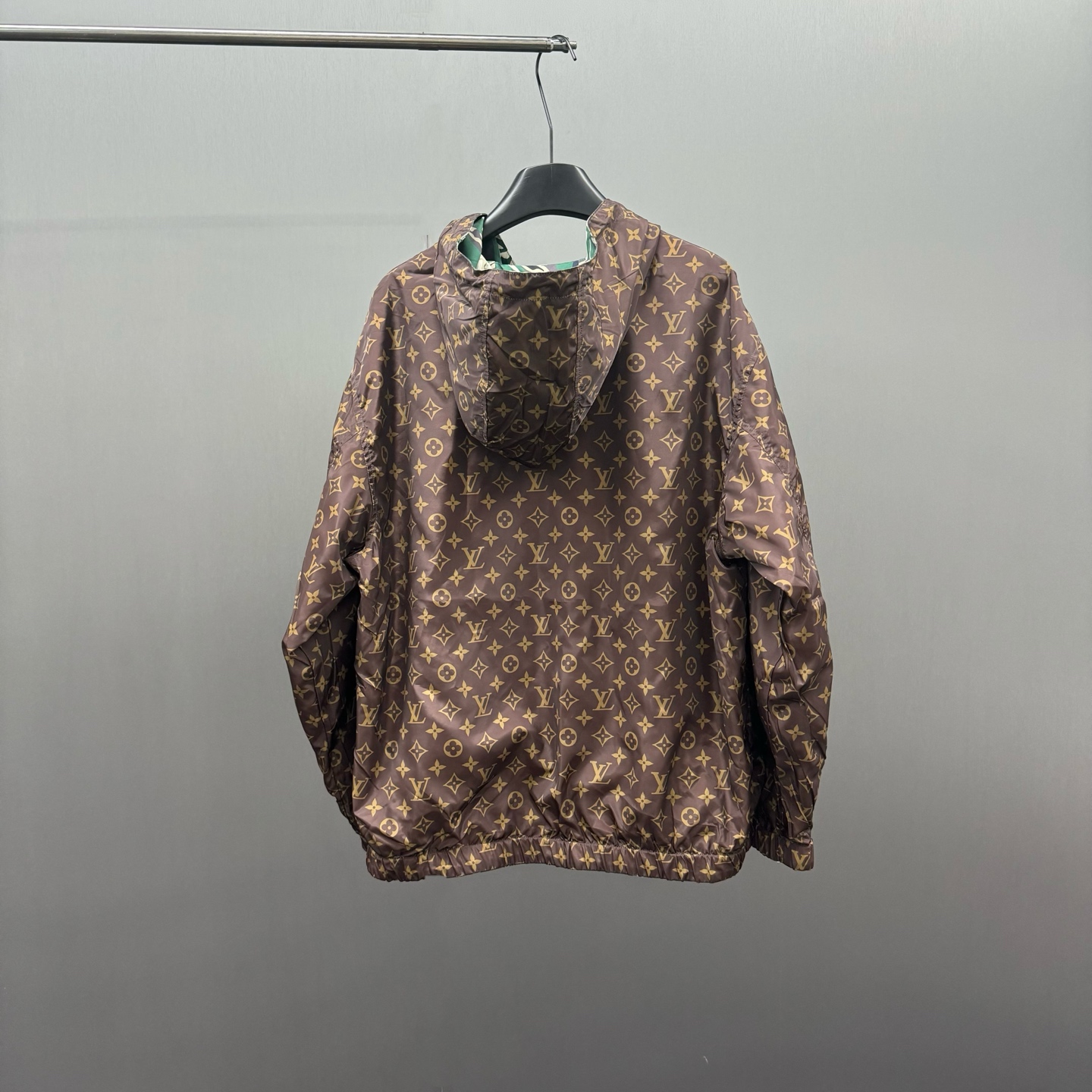 LV 一比一綠色迷彩防風外套 連帽輕量防潑水設計｜歐美奢侈品精品推薦