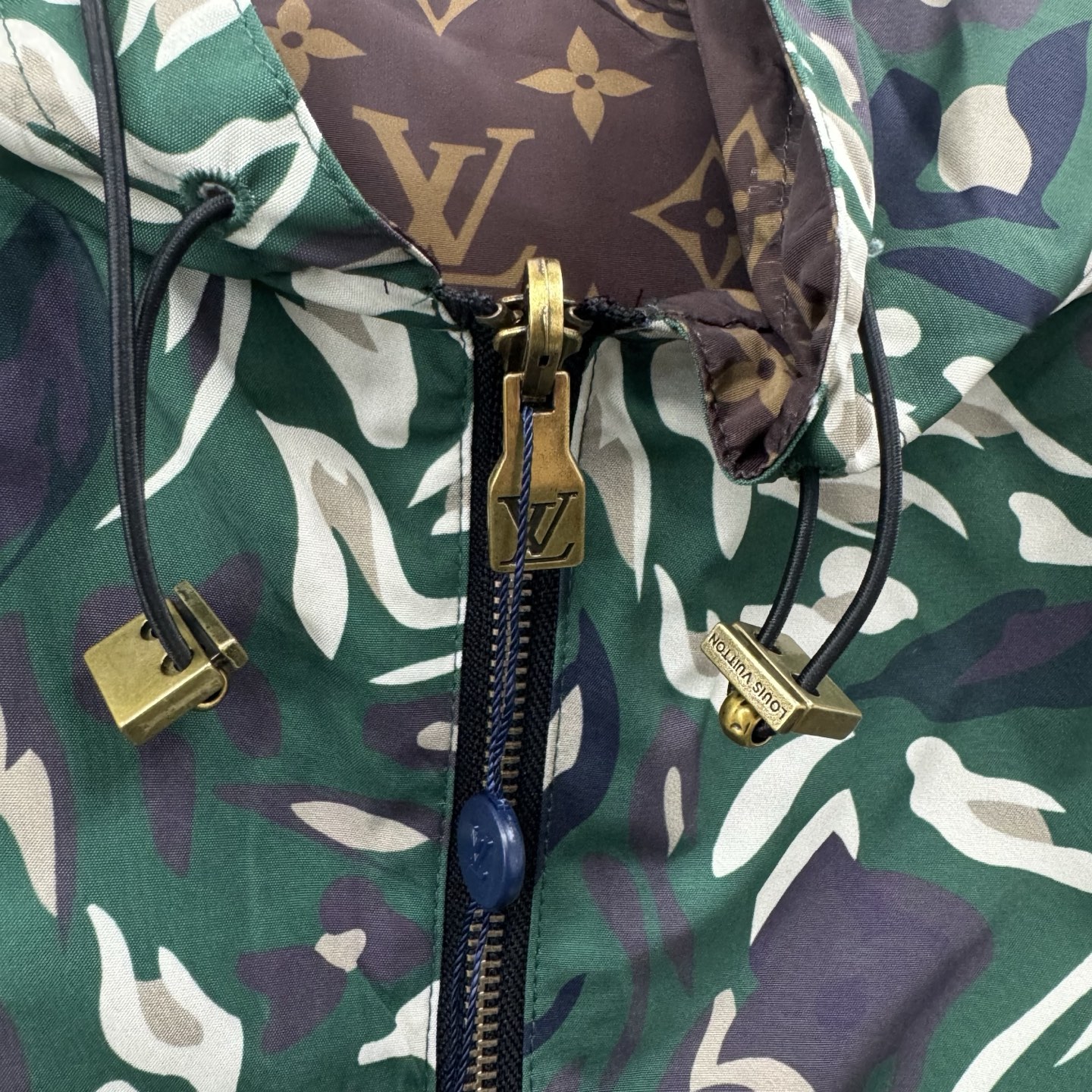 LV 一比一綠色迷彩防風外套 連帽輕量防潑水設計｜歐美奢侈品精品推薦