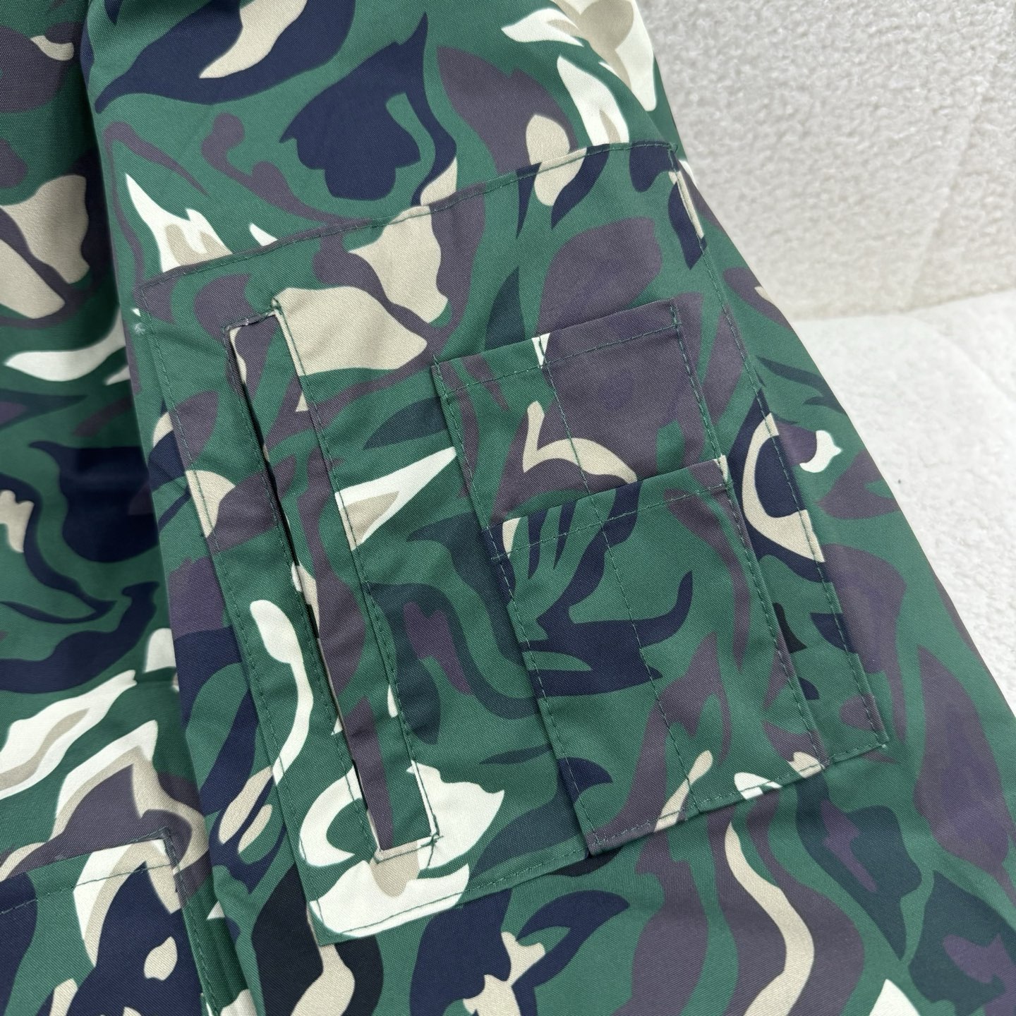 LV 一比一綠色迷彩防風外套 連帽輕量防潑水設計｜歐美奢侈品精品推薦