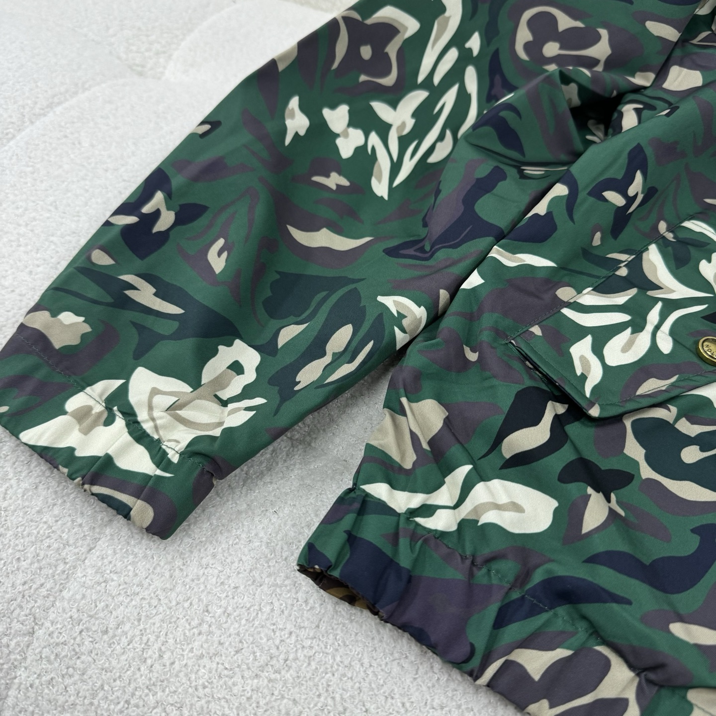 LV 一比一綠色迷彩防風外套 連帽輕量防潑水設計｜歐美奢侈品精品推薦