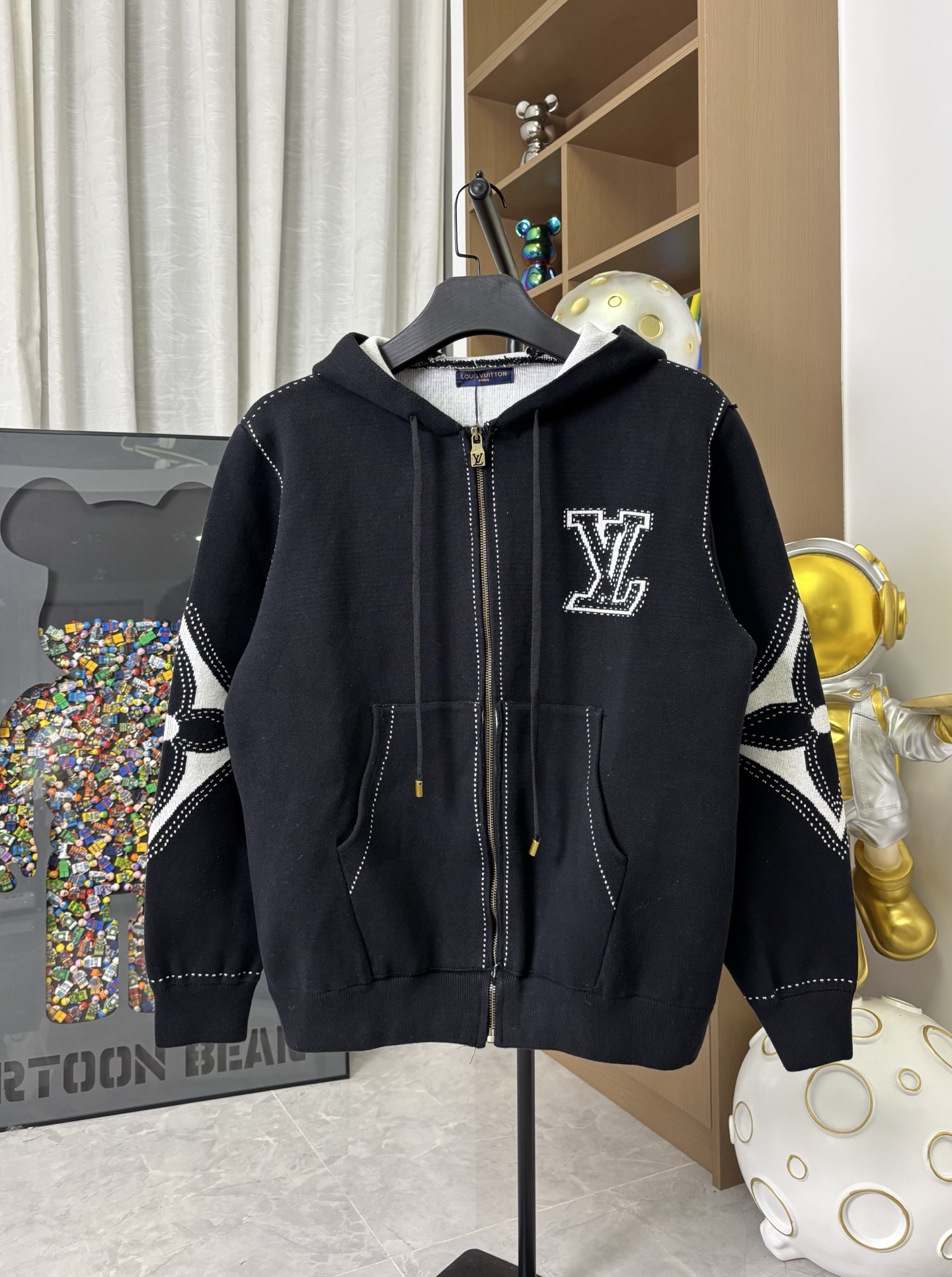 LV 超A貨黑色立體LOGO連帽外套 經典花卉袖設計｜歐美奢侈品精品推薦