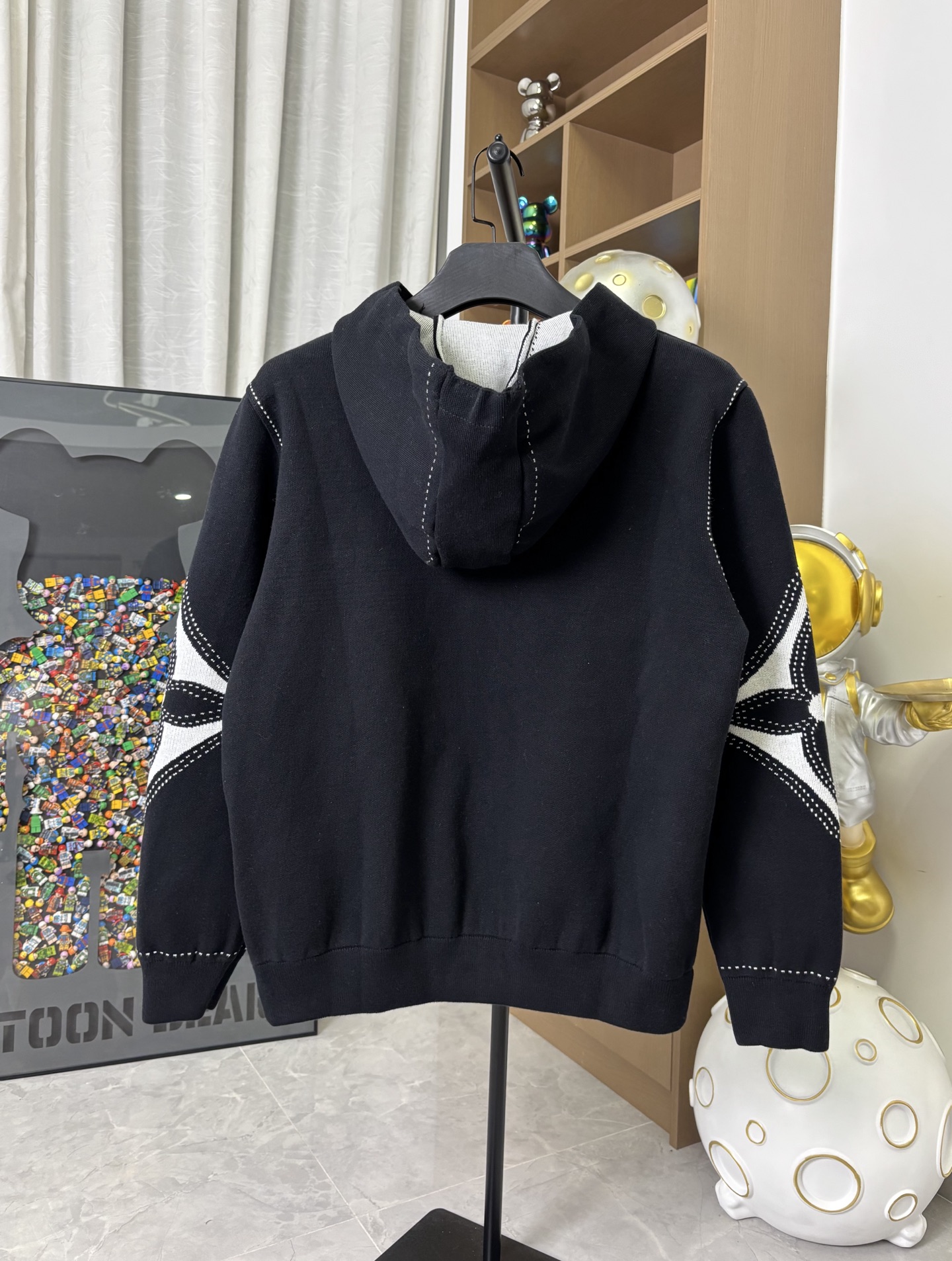 LV 超A貨黑色立體LOGO連帽外套 經典花卉袖設計｜歐美奢侈品精品推薦