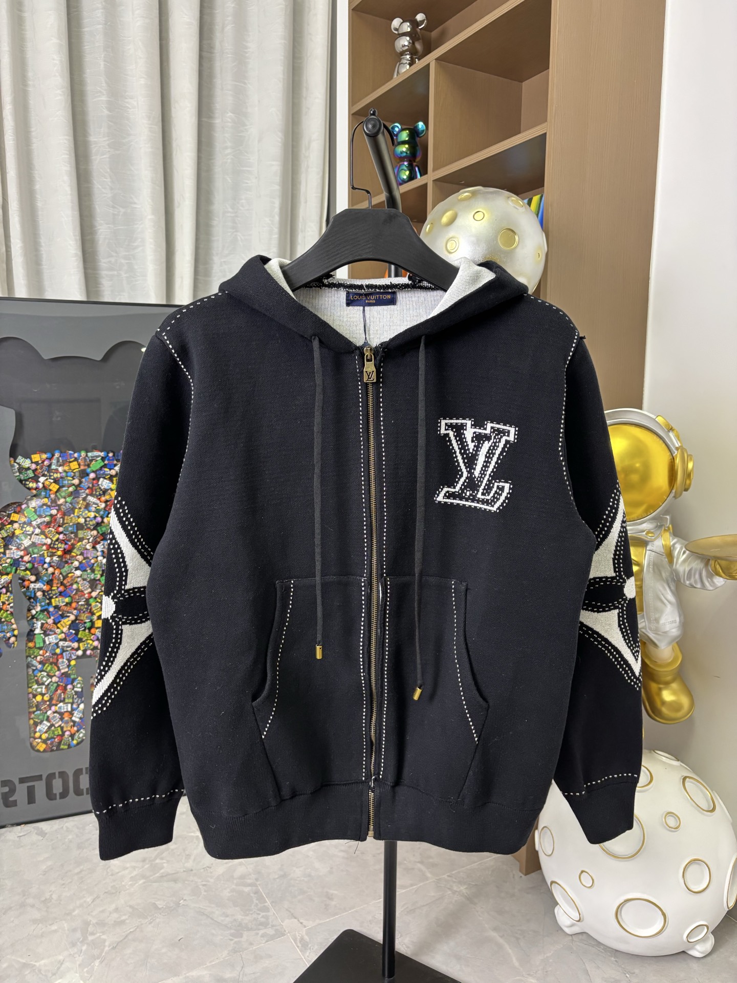 LV 超A貨黑色立體LOGO連帽外套 經典花卉袖設計|超A仿原單精品圖片 12 LV 超A貨黑色立體LOGO連帽外套 經典花卉袖設計|歐美奢侈品精品推薦