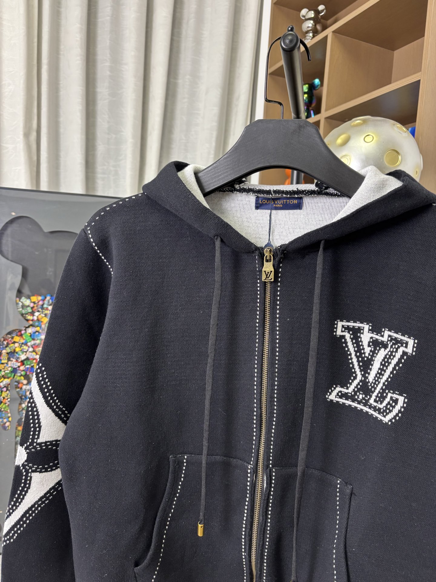 LV 超A貨黑色立體LOGO連帽外套 經典花卉袖設計｜歐美奢侈品精品推薦
