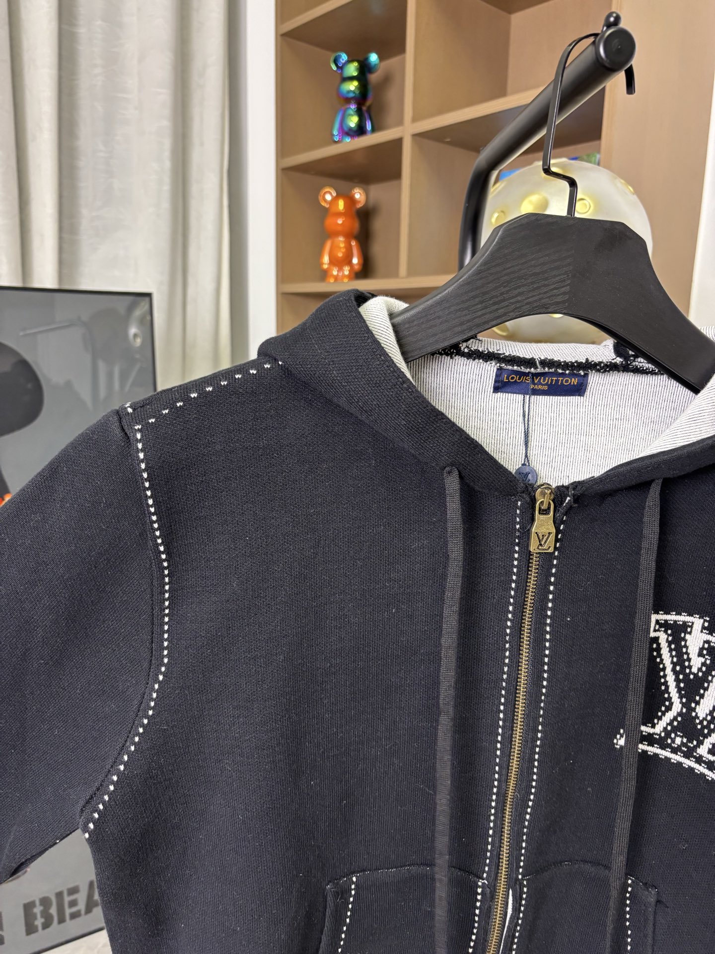 LV 超A貨黑色立體LOGO連帽外套 經典花卉袖設計｜歐美奢侈品精品推薦