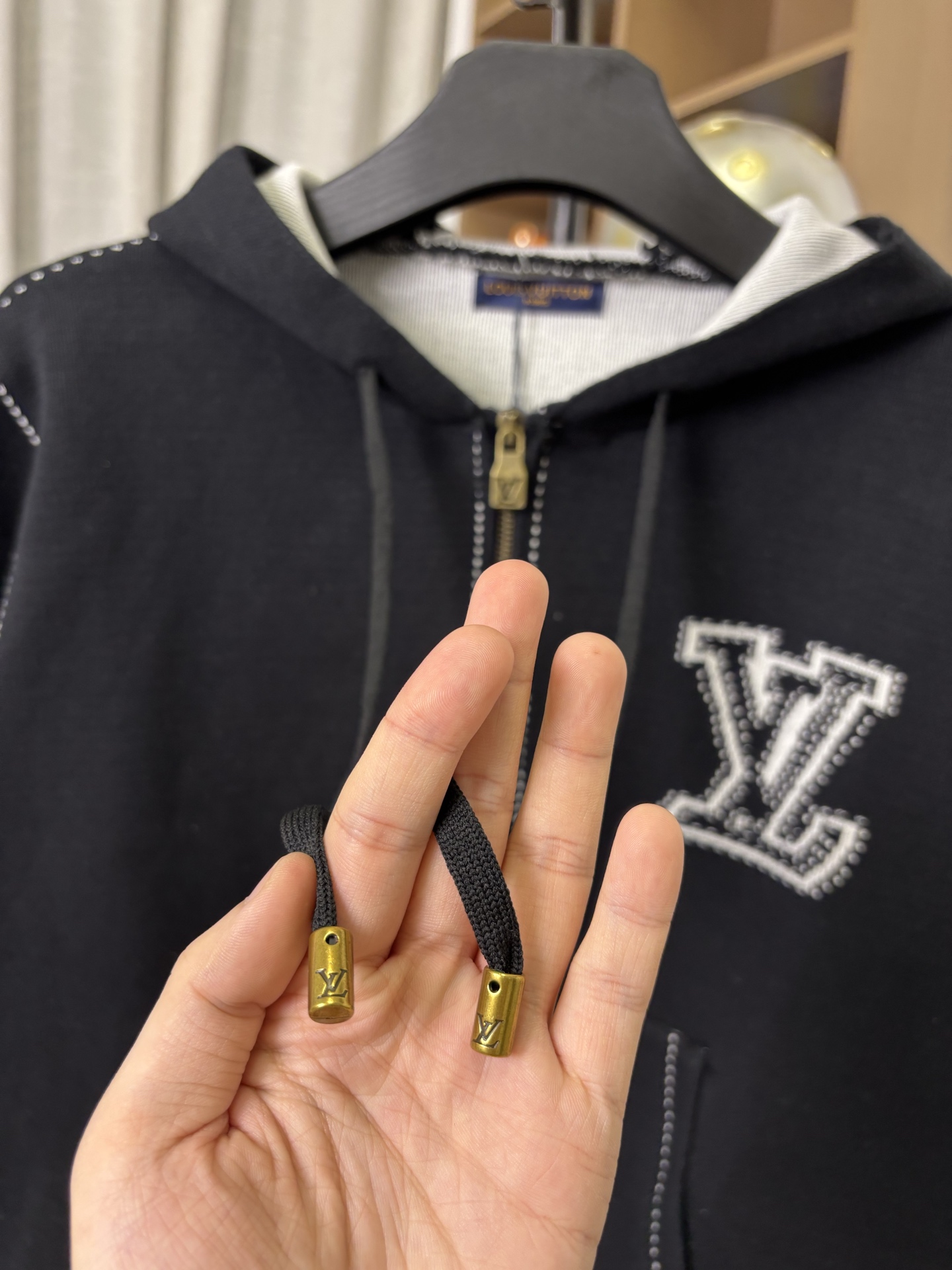 LV 超A貨黑色立體LOGO連帽外套 經典花卉袖設計｜歐美奢侈品精品推薦