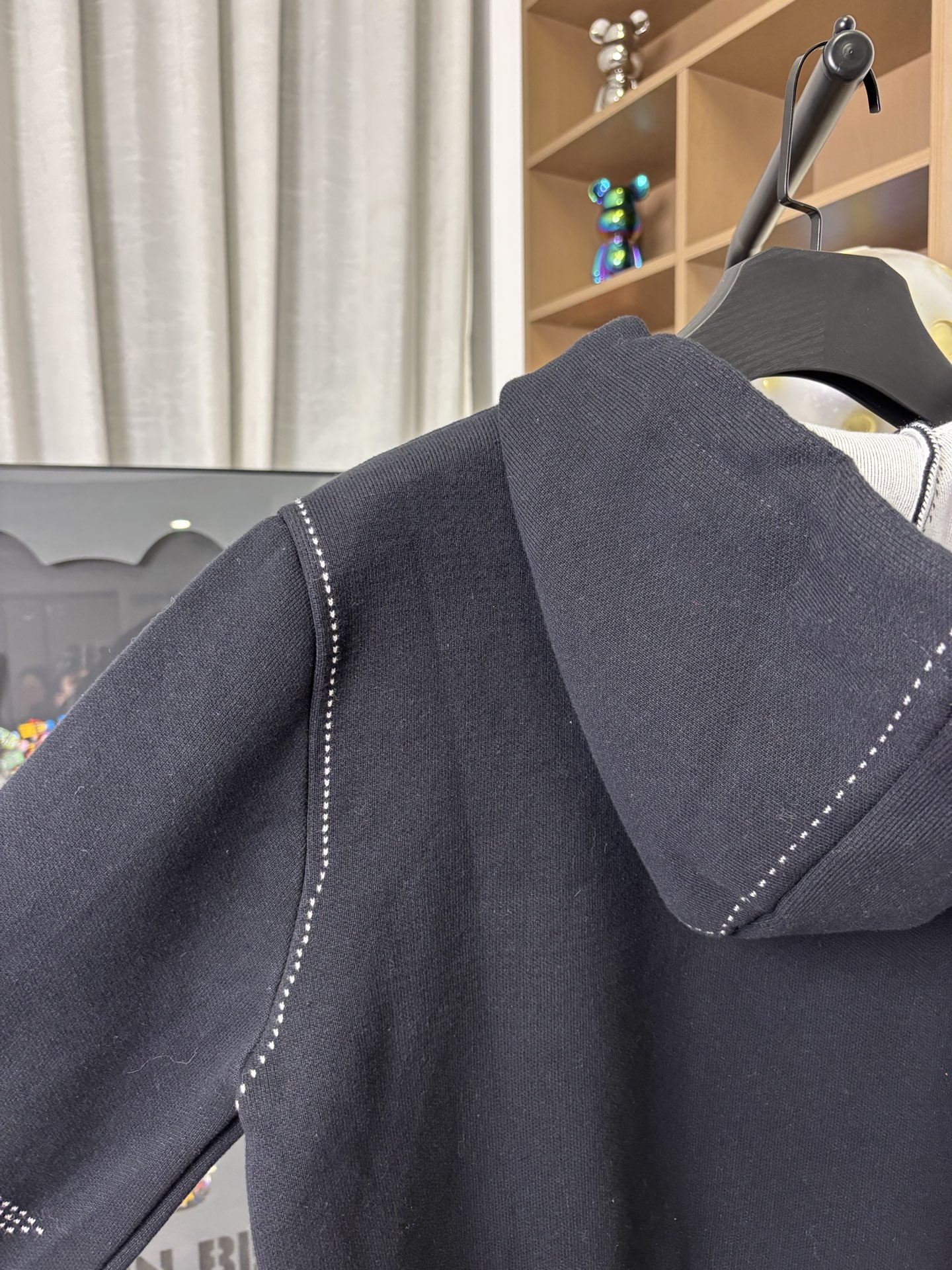 LV 超A貨黑色立體LOGO連帽外套 經典花卉袖設計｜歐美奢侈品精品推薦