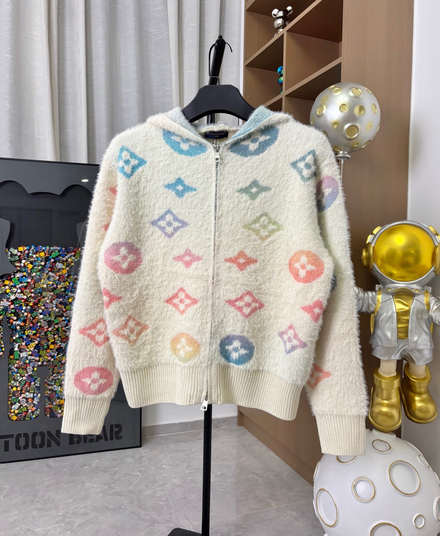 LV 高仿彩色Monogram毛絨連帽外套 柔軟舒適冬季款｜歐美奢侈品精品推薦