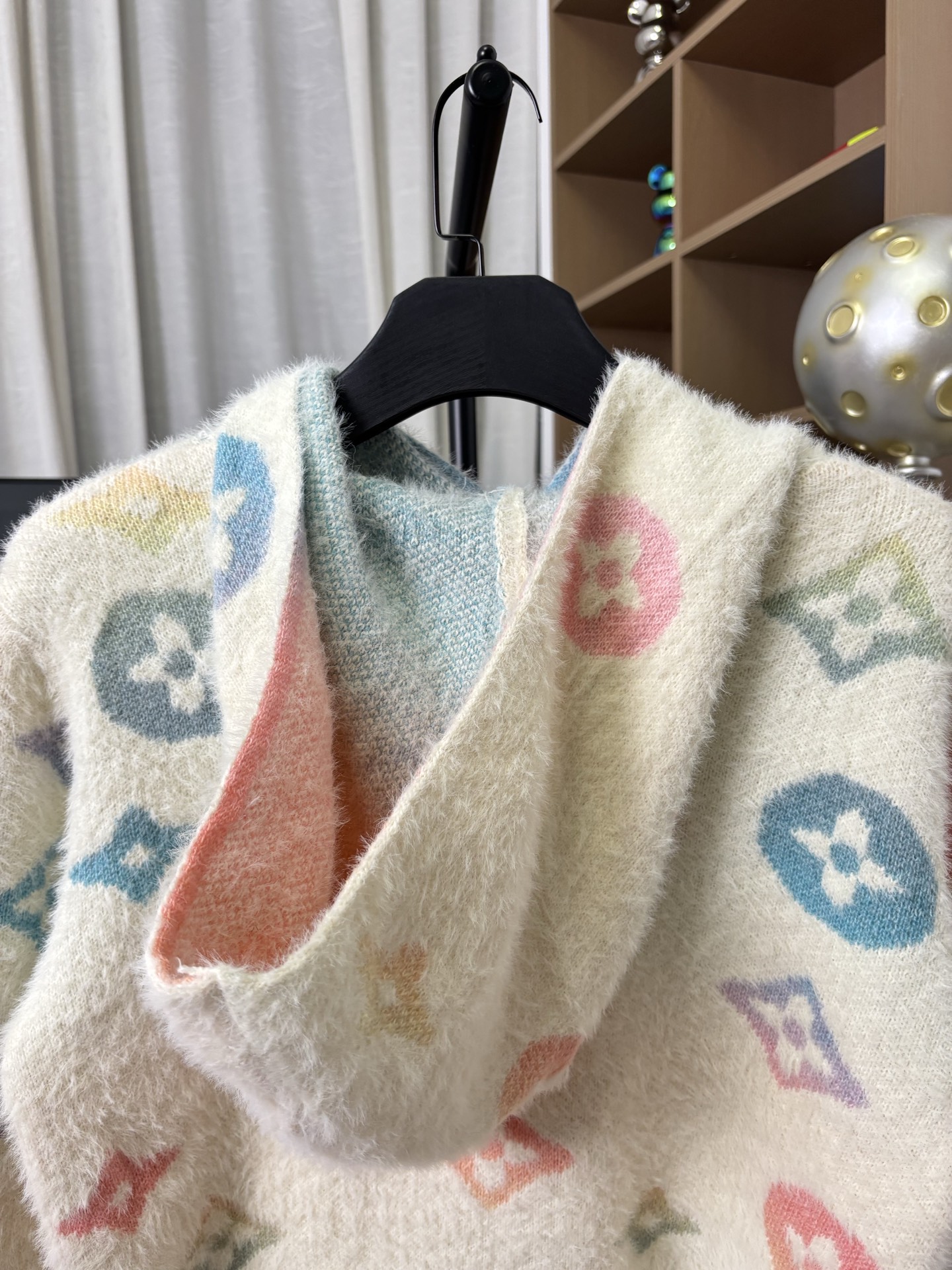 LV 高仿彩色Monogram毛絨連帽外套 柔軟舒適冬季款｜歐美奢侈品精品推薦