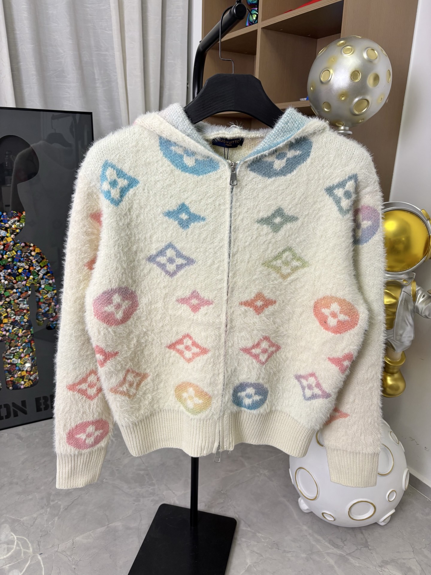 LV 高仿彩色Monogram毛絨連帽外套 柔軟舒適冬季款｜歐美奢侈品精品推薦