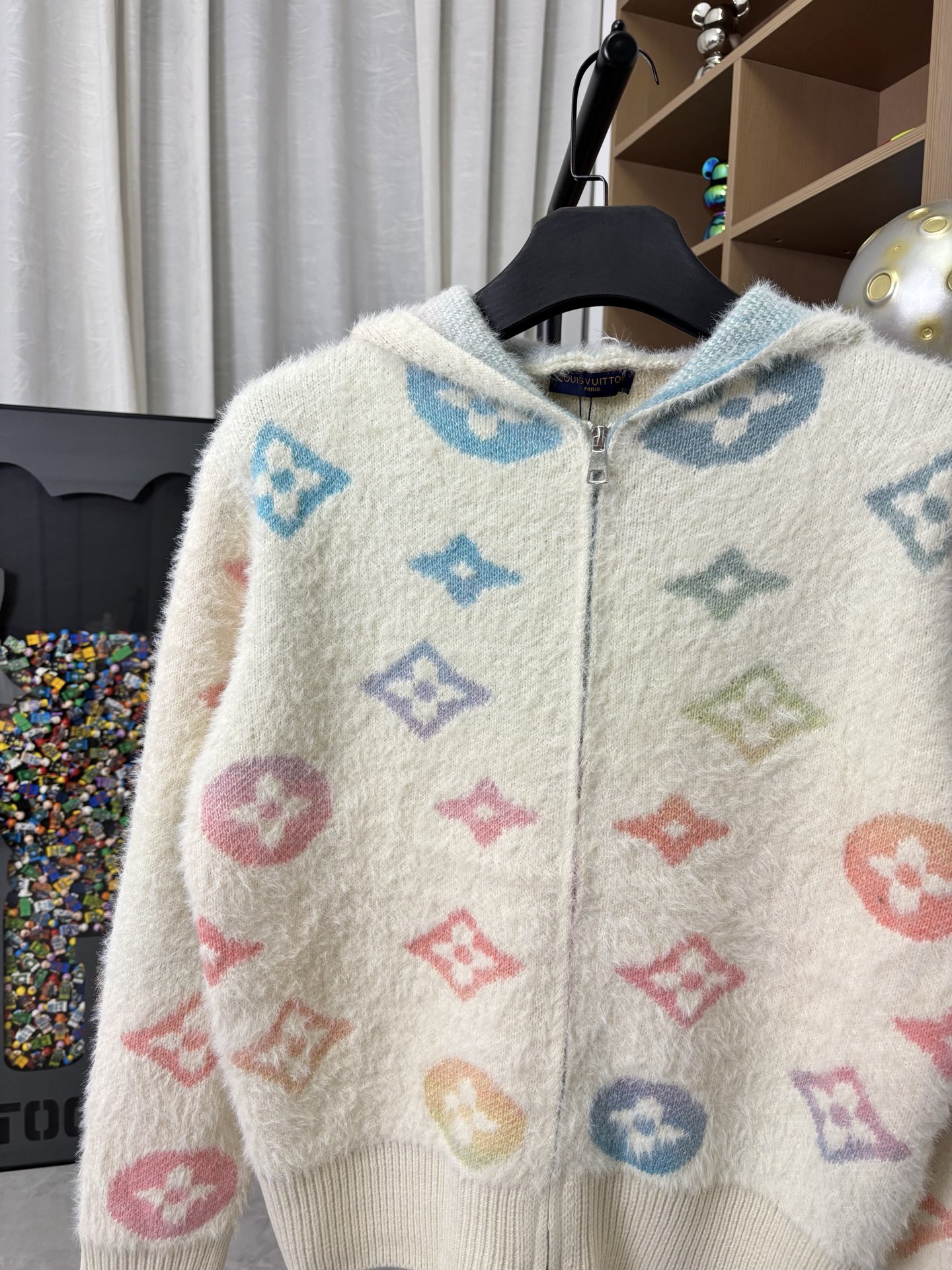 LV 高仿彩色Monogram毛絨連帽外套 柔軟舒適冬季款｜歐美奢侈品精品推薦