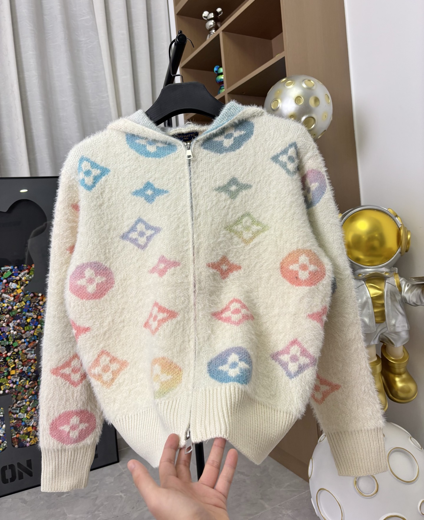 LV 高仿彩色Monogram毛絨連帽外套 柔軟舒適冬季款｜歐美奢侈品精品推薦