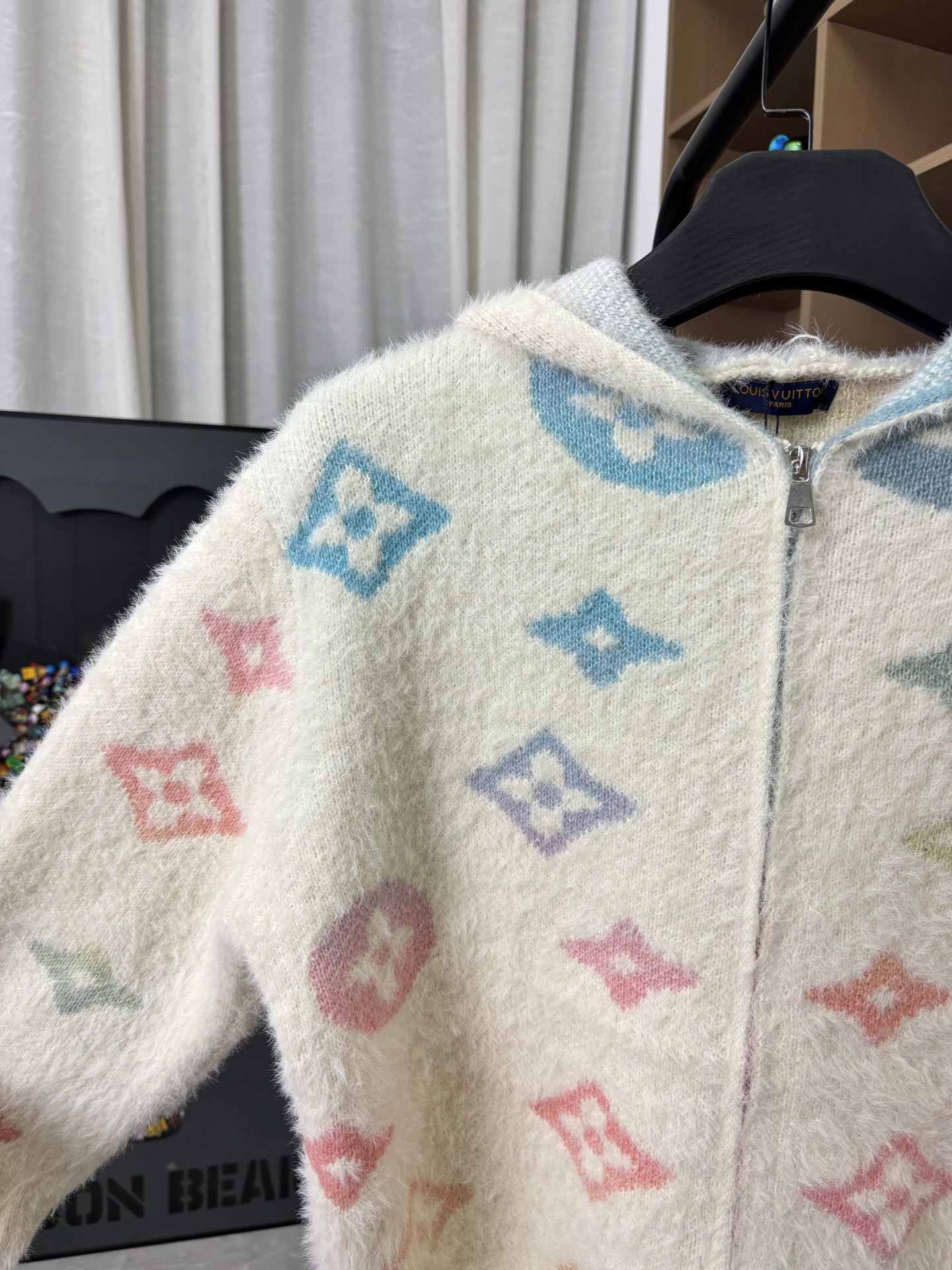 LV 高仿彩色Monogram毛絨連帽外套 柔軟舒適冬季款｜歐美奢侈品精品推薦