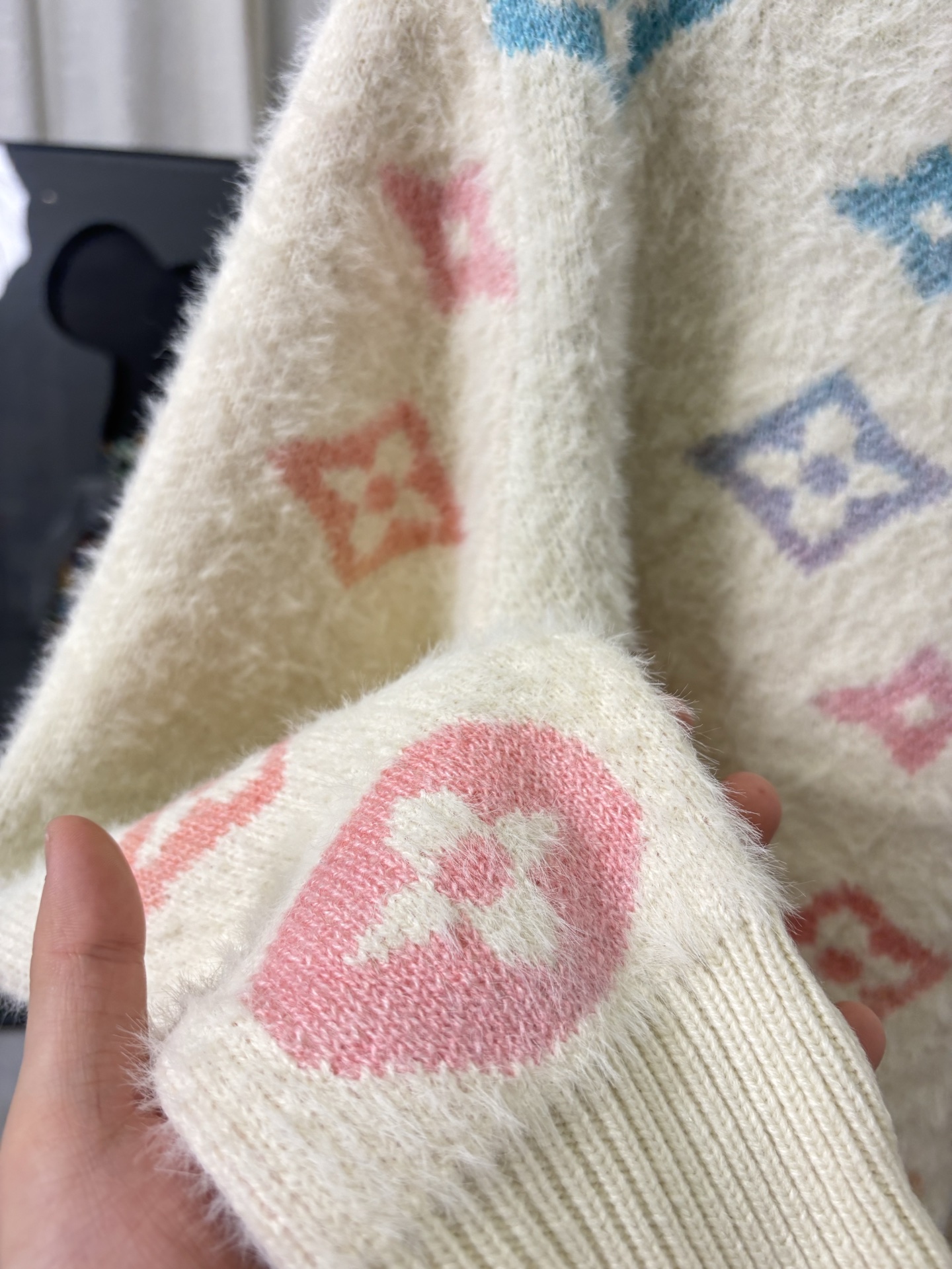 LV 高仿彩色Monogram毛絨連帽外套 柔軟舒適冬季款｜歐美奢侈品精品推薦