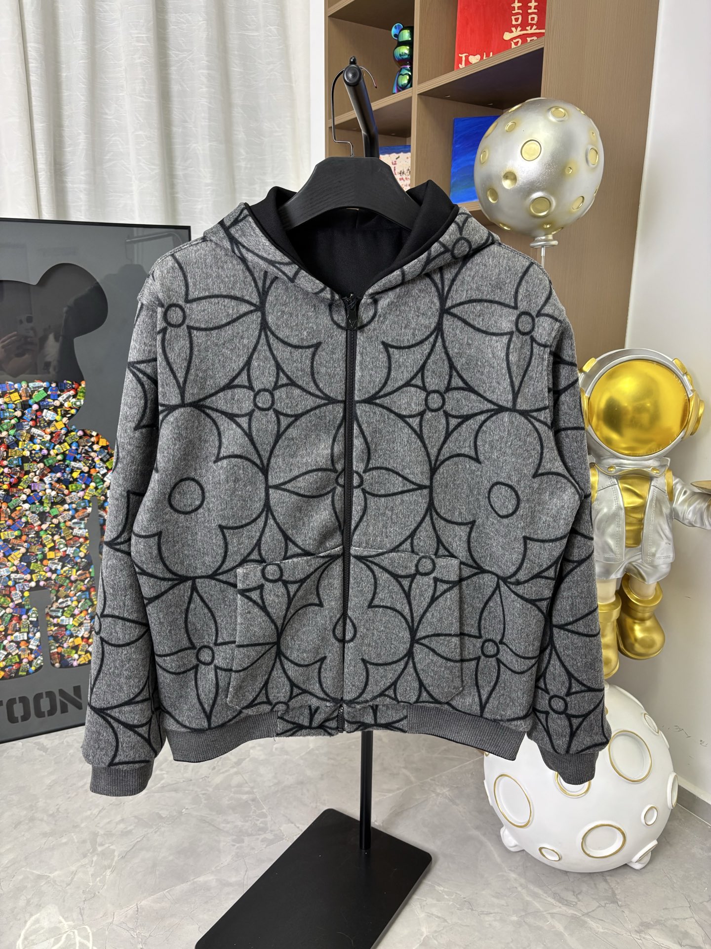 LV 原單灰色幾何Monogram連帽外套 高質感運動休閒款｜歐美奢侈品精品推薦