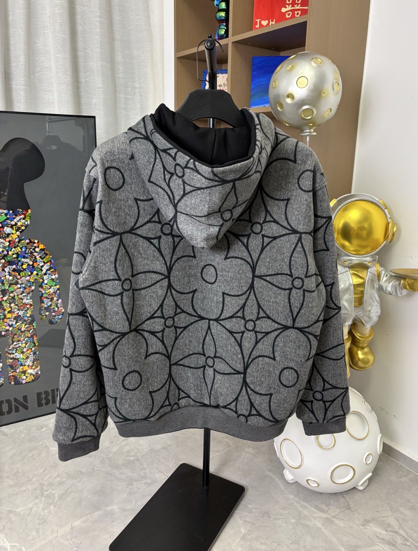 LV 原單灰色幾何Monogram連帽外套 高質感運動休閒款｜歐美奢侈品精品推薦